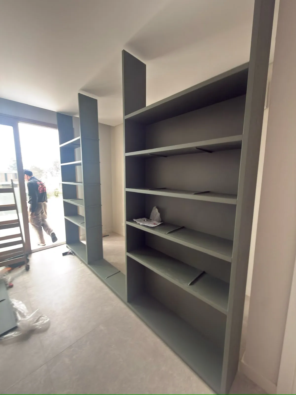 Biblioteca de pared a medida en madera — Gio Amoblamientos