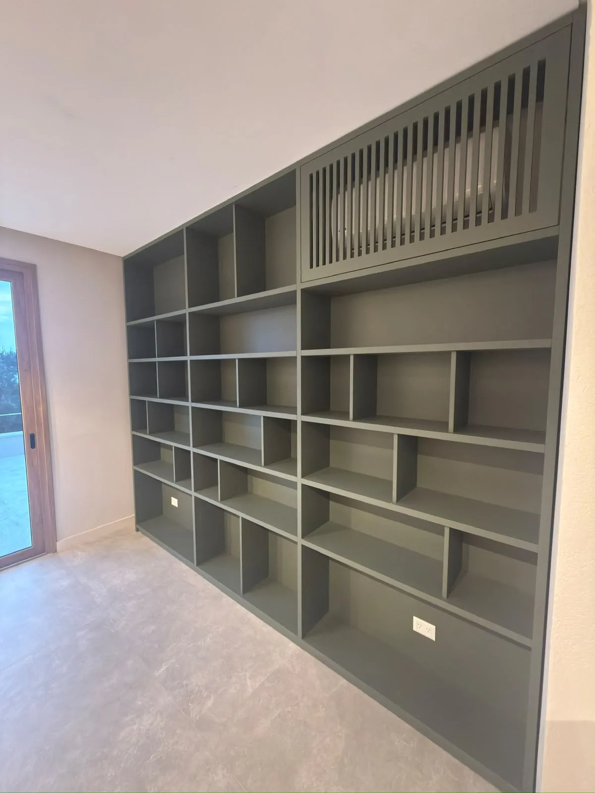 Estantería de madera a medida