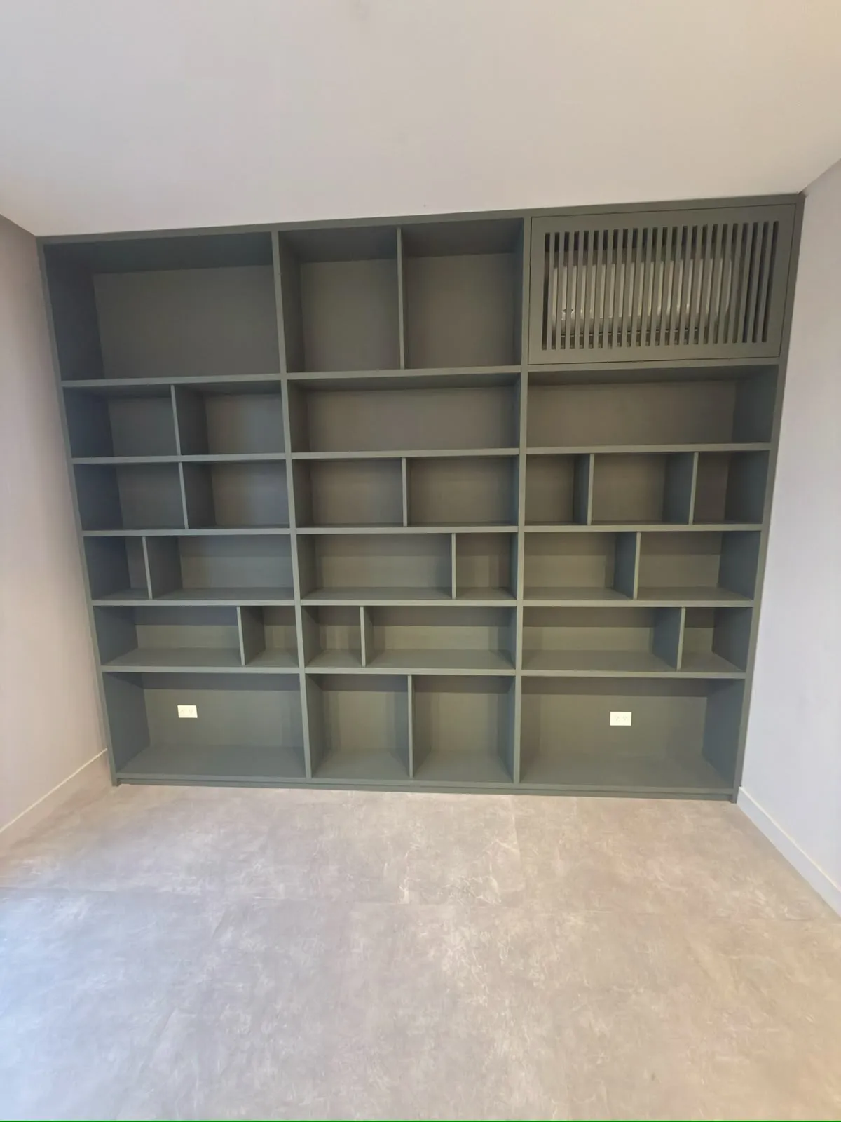 Biblioteca de piso a techo a medida