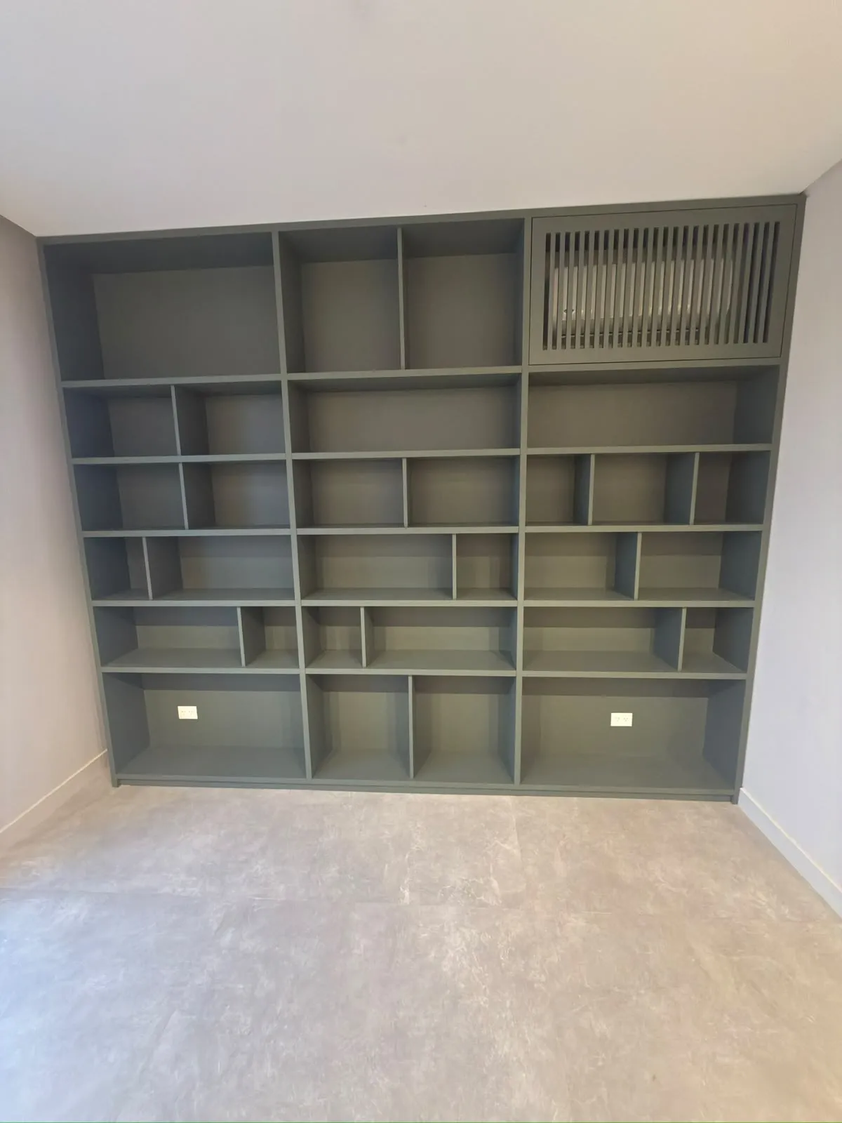 Biblioteca a medida con estantes y puertas