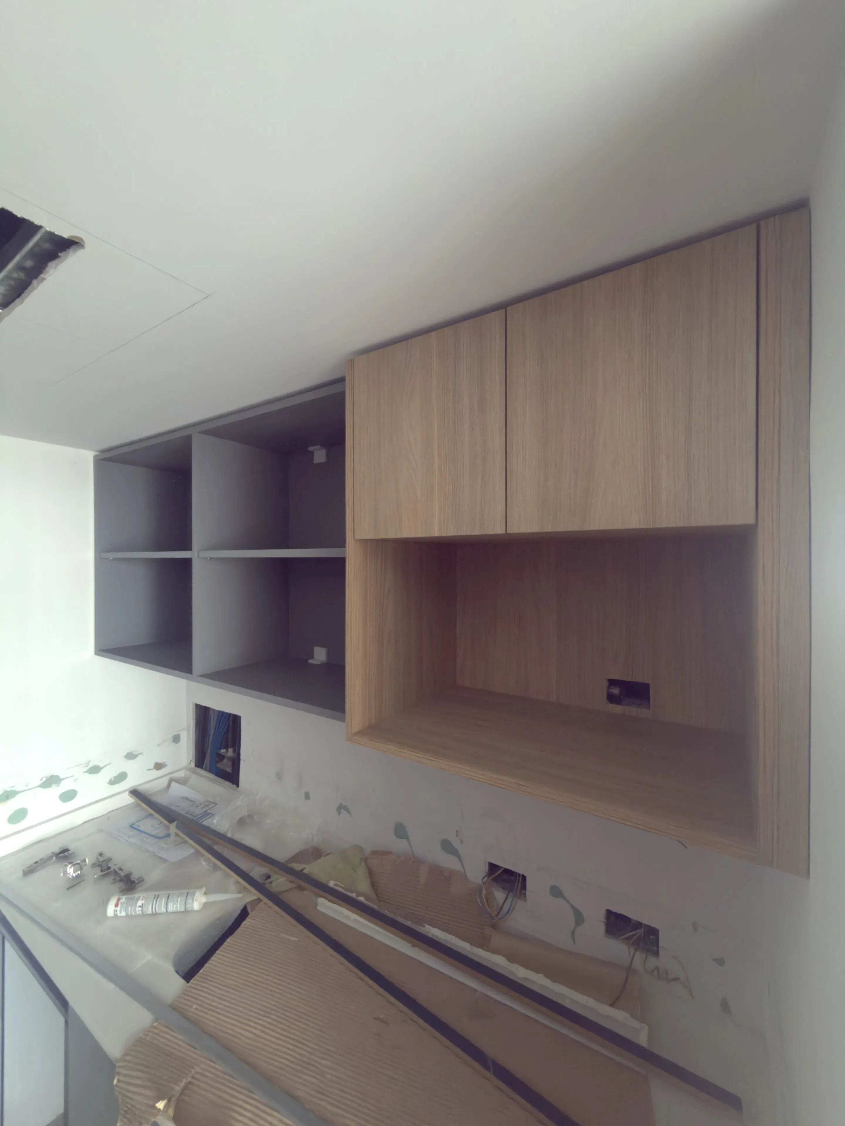 Muebles de cocina completos con mesada y revestimiento a medida