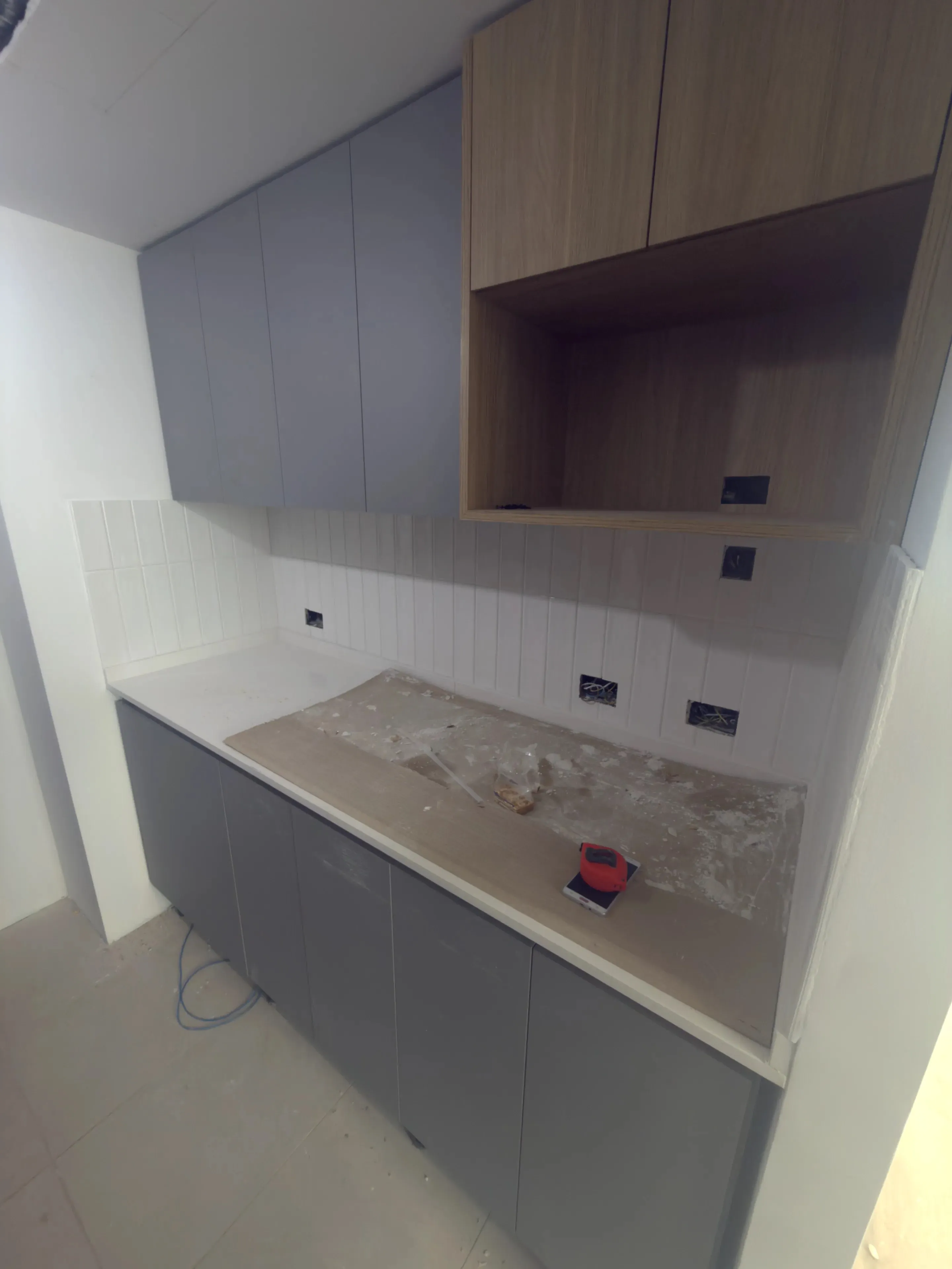 Muebles de cocina completos con mesada y revestimiento a medida