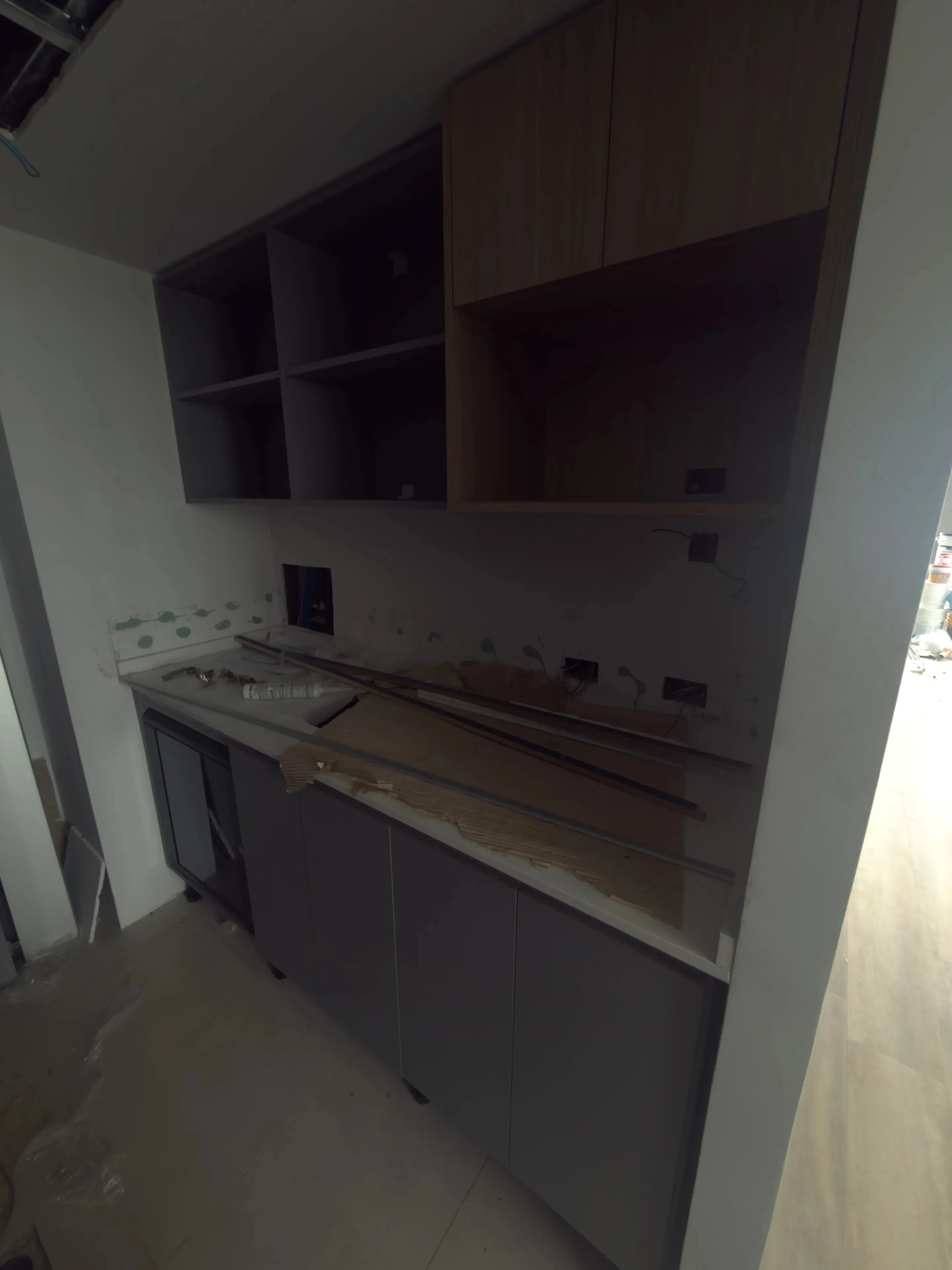 Muebles de cocina completos con mesada y revestimiento a medida
