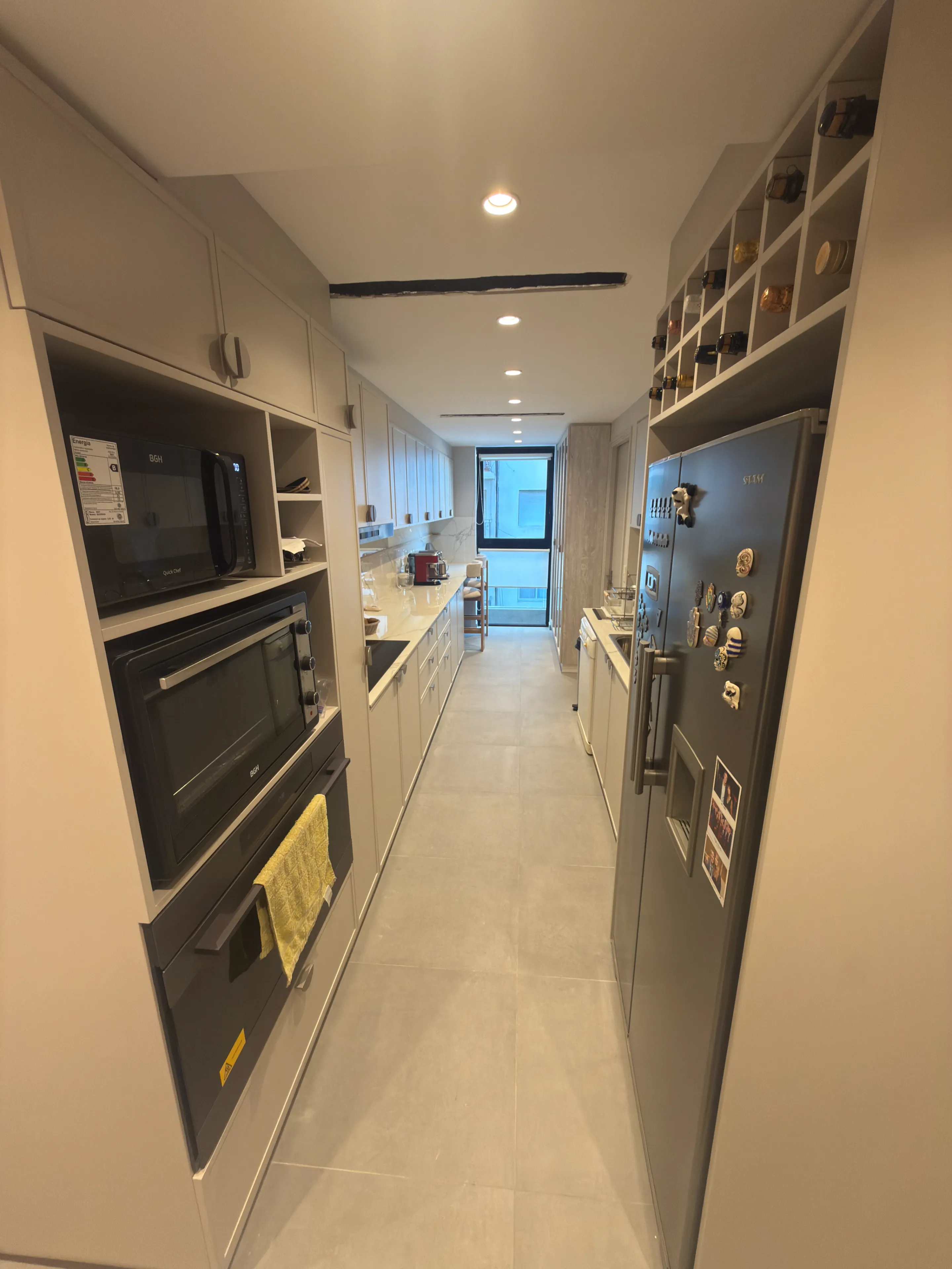 Muebles de cocina completos con mesada y revestimiento a medida