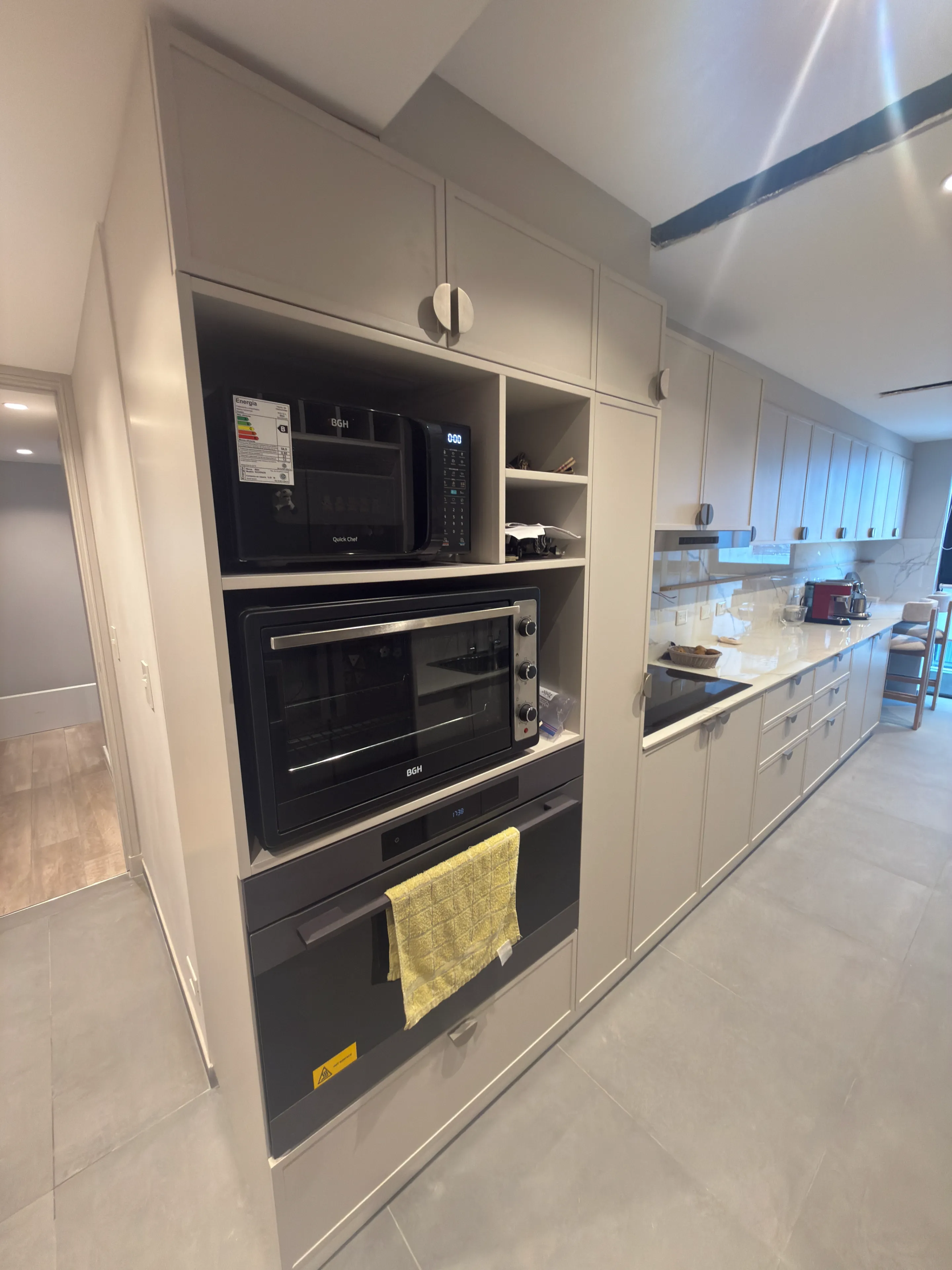 Muebles de cocina completos con mesada y revestimiento a medida