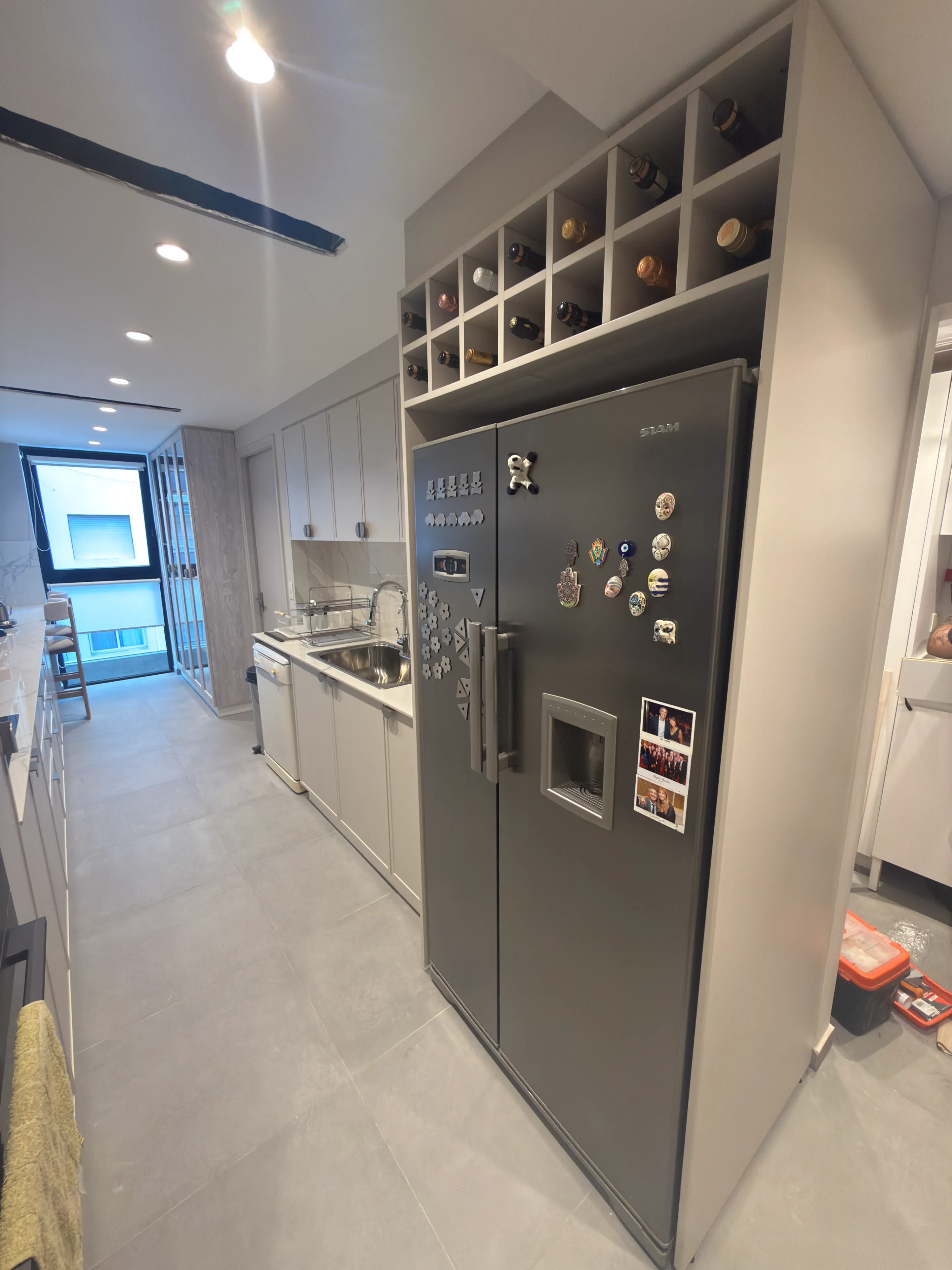 Muebles de cocina completos con mesada y revestimiento a medida