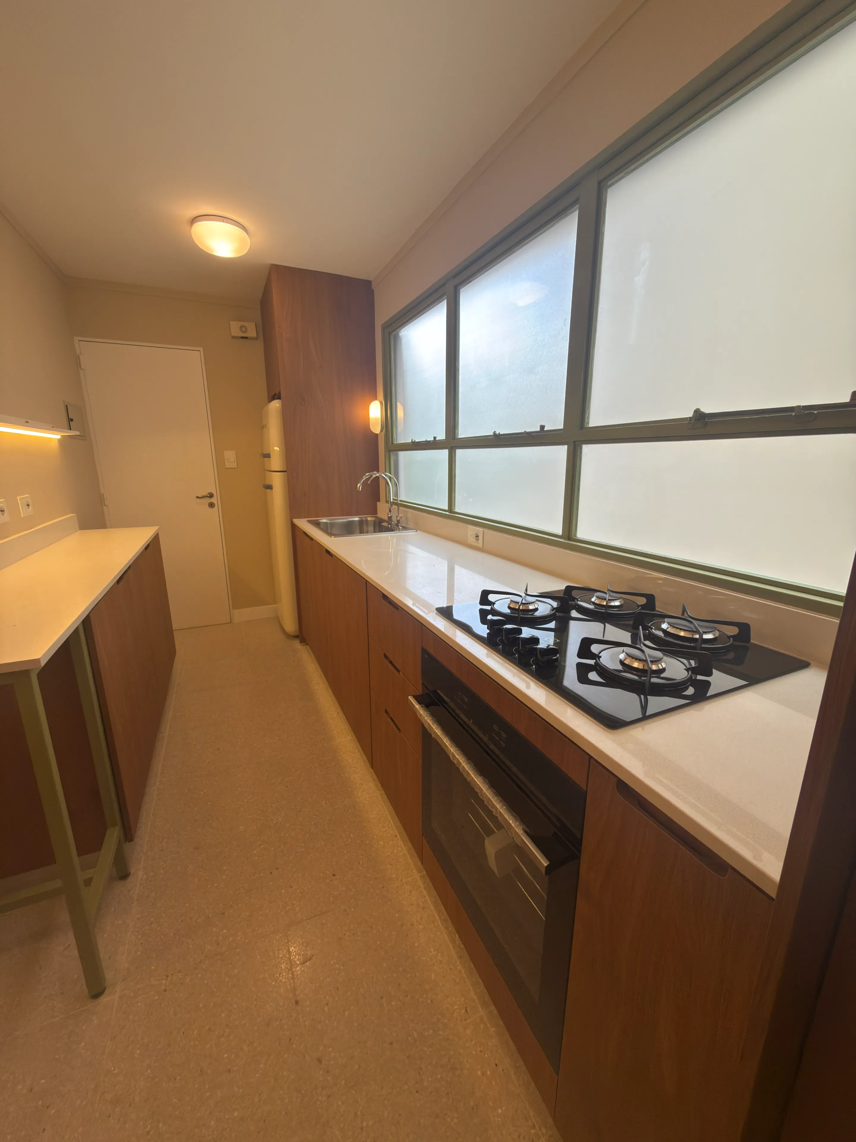 Muebles de cocina completos con mesada y revestimiento a medida