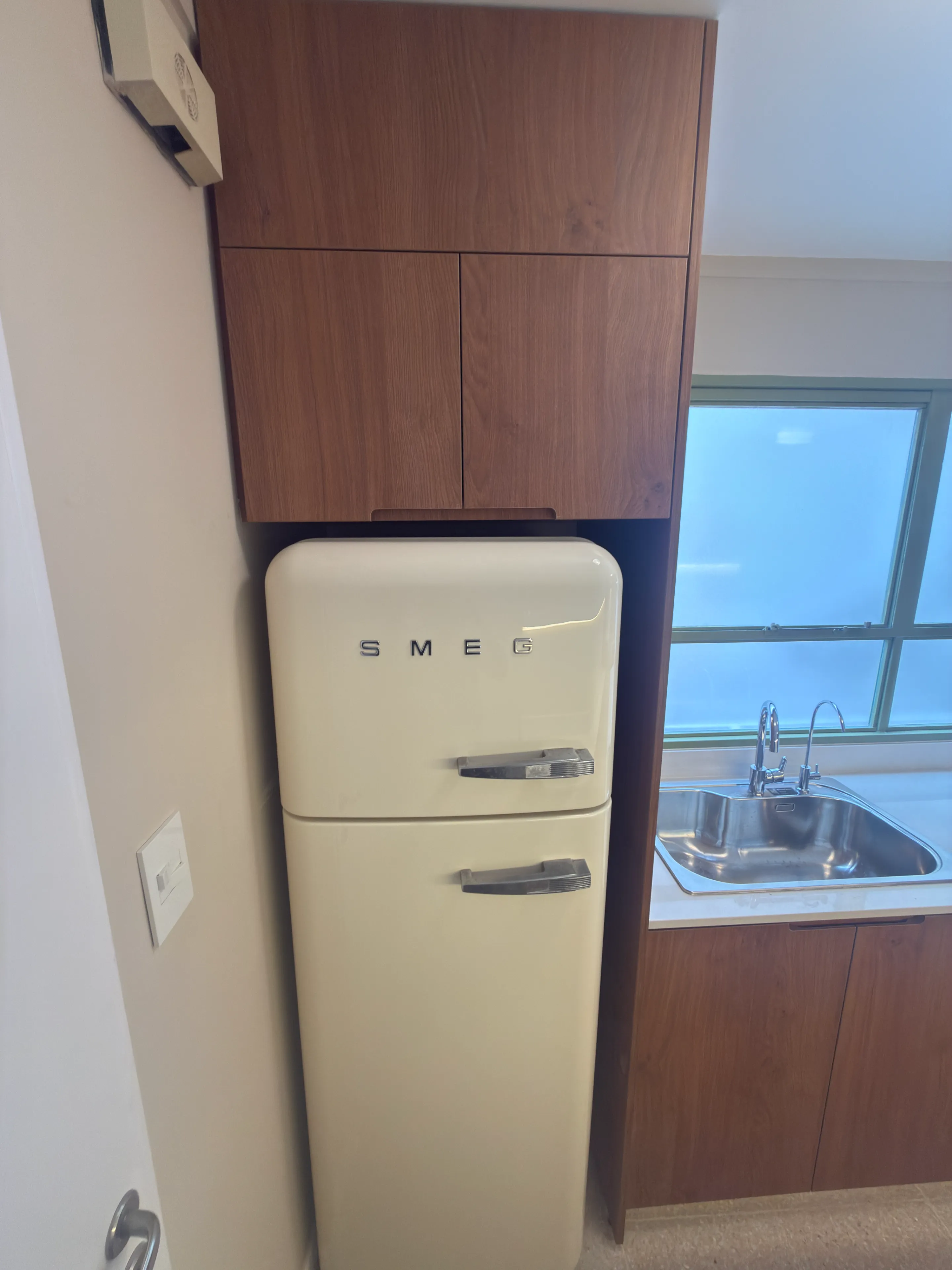 Muebles de cocina completos con mesada y revestimiento a medida