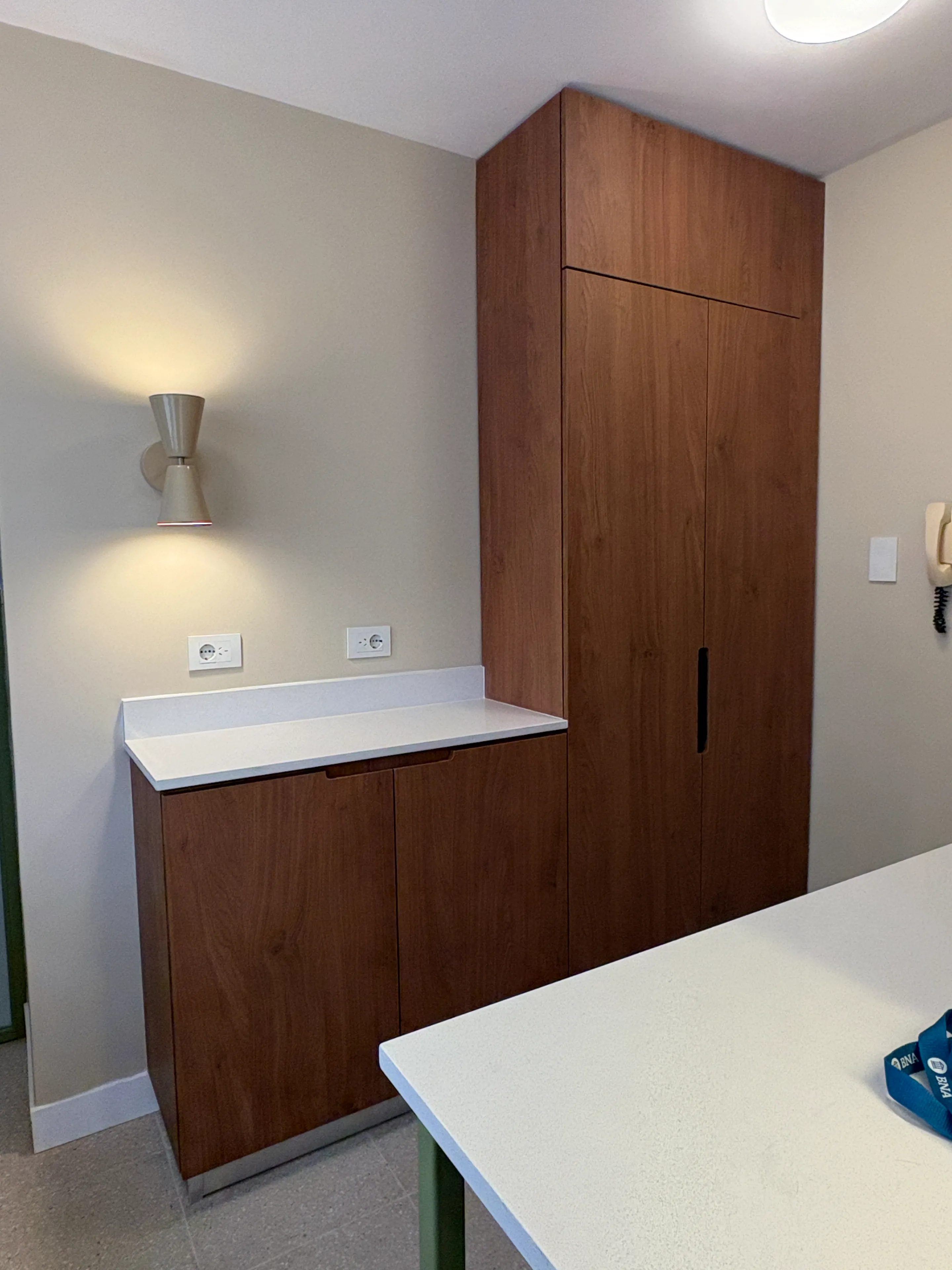 Muebles de cocina completos con mesada y revestimiento a medida
