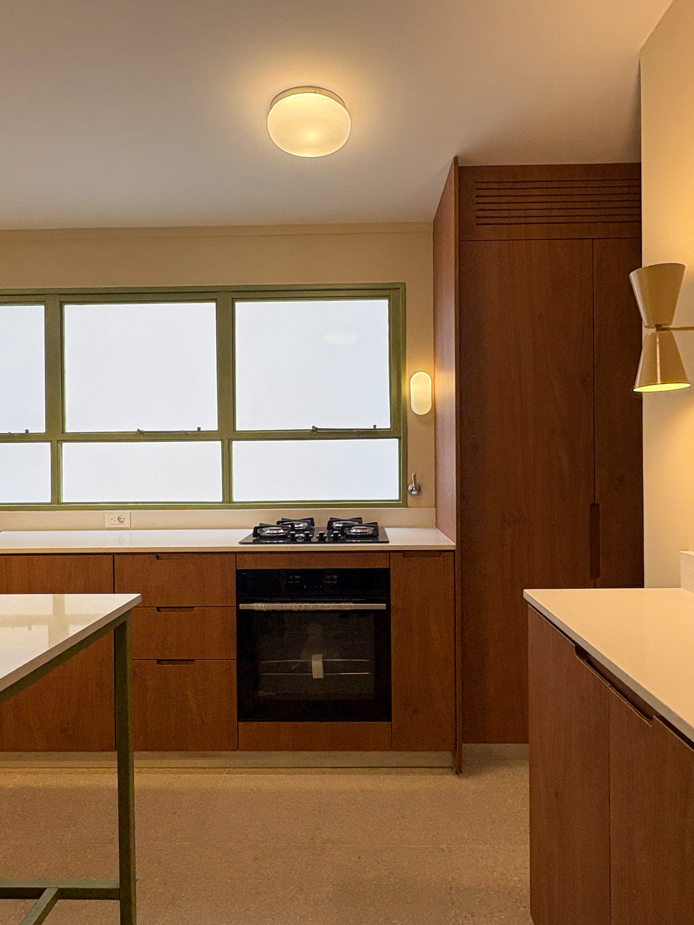 Muebles de cocina completos con mesada y revestimiento a medida