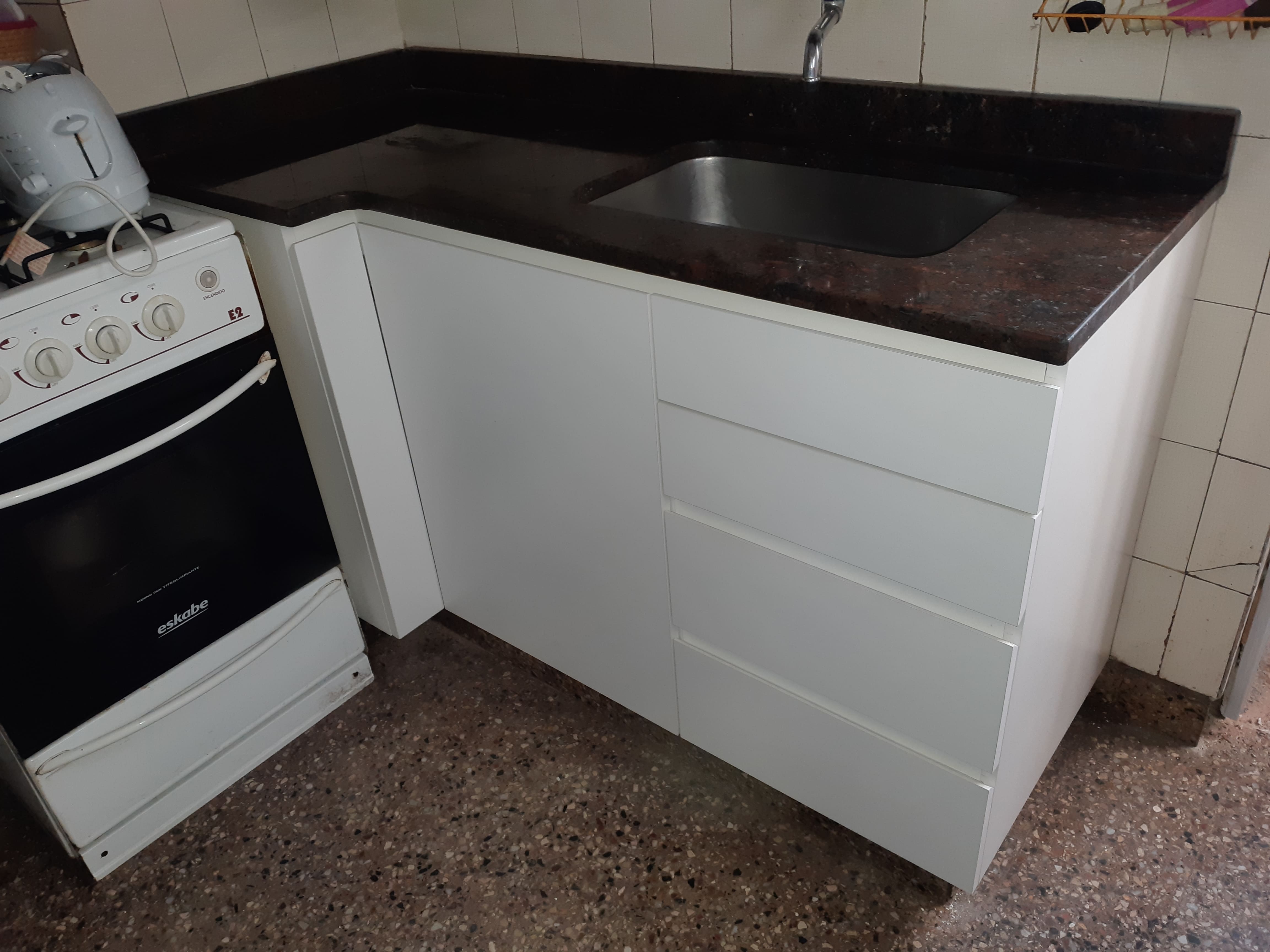 Muebles de cocina laqueados en gris antracita con madera