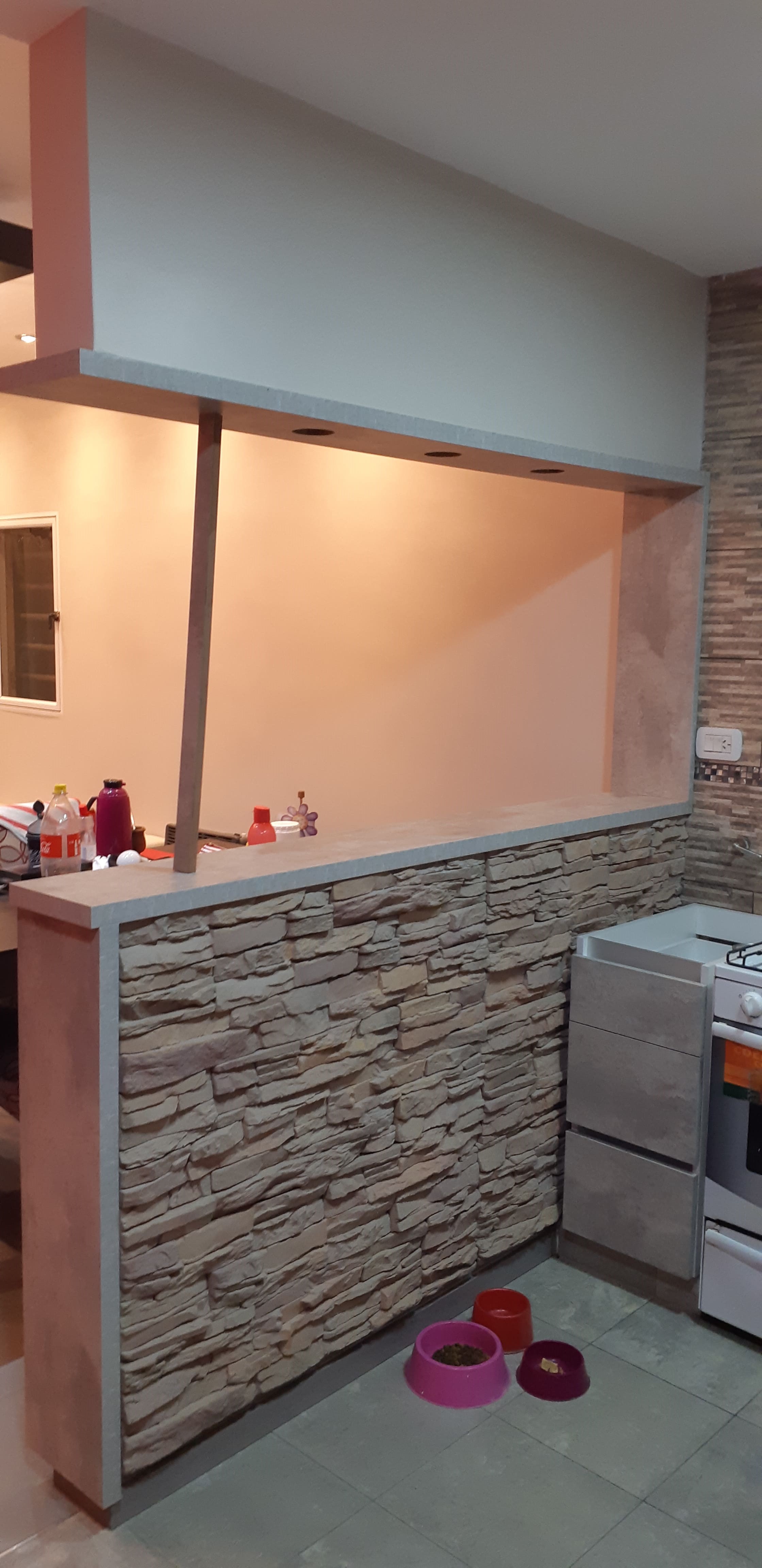 Cocina con despensa alta y cajonera de piso a techo