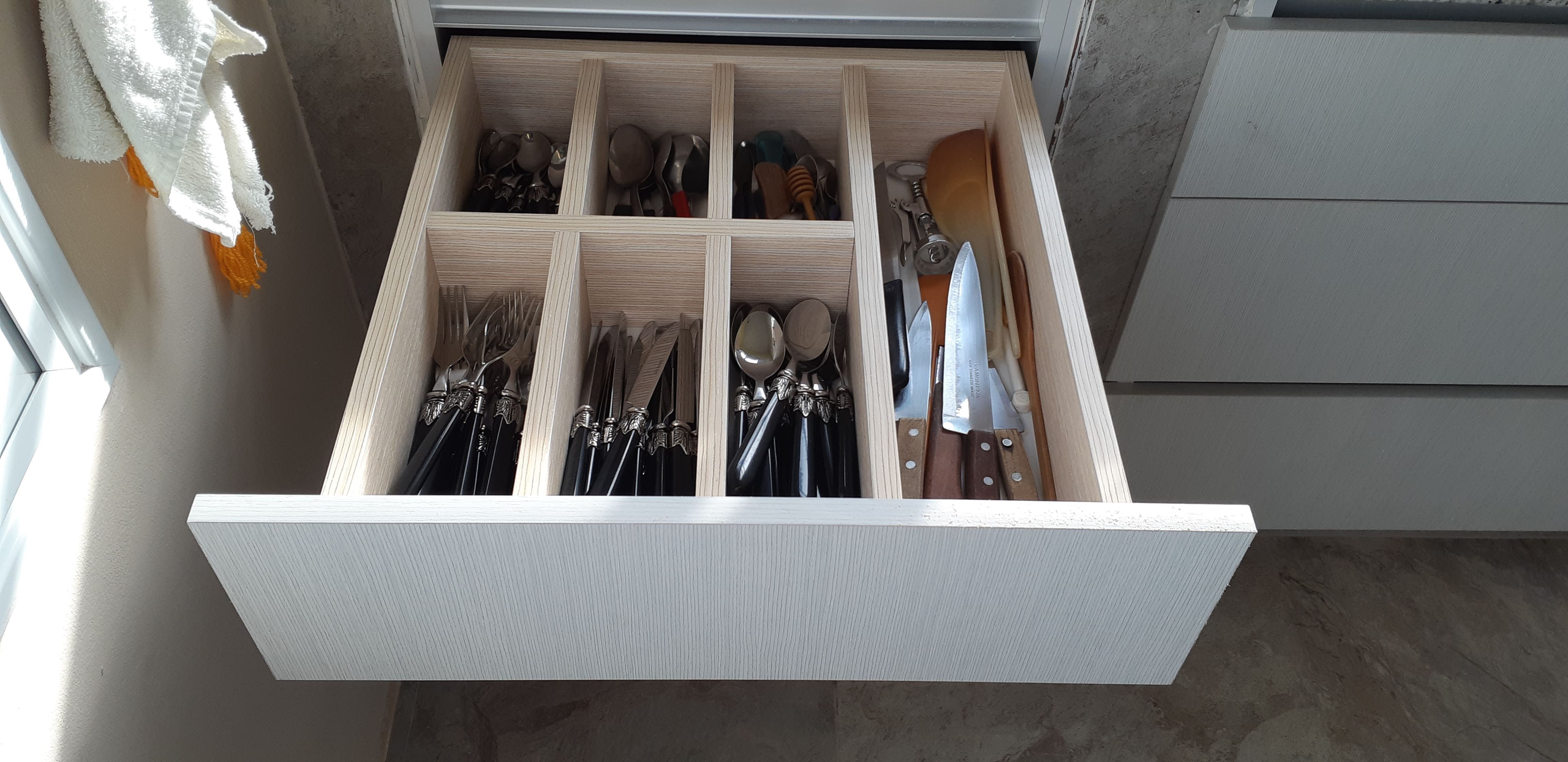 Cocina de diseño moderno con manijas rebajadas y terminación mate