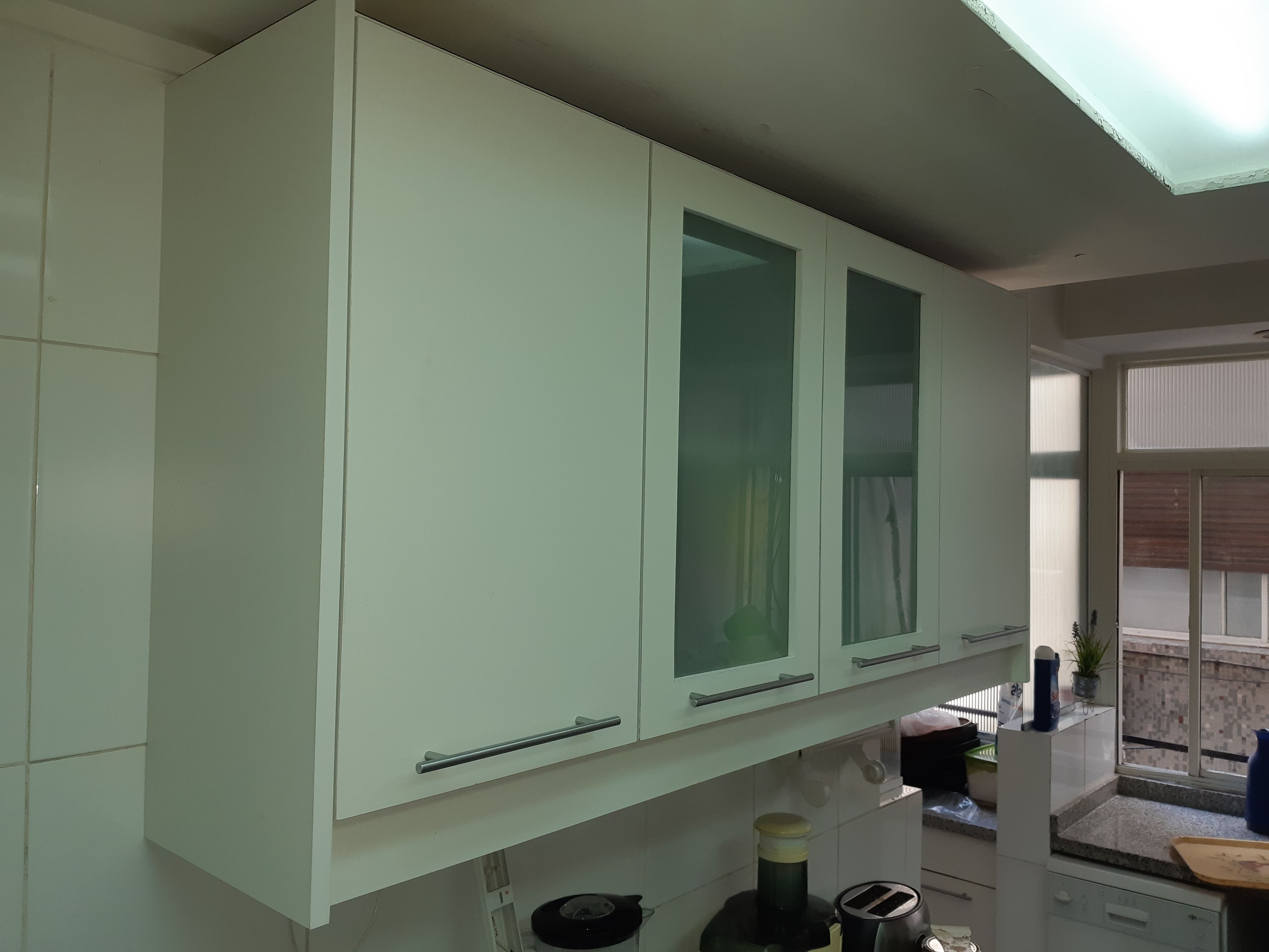 Muebles de cocina con mesada de cemento alisado y base de madera