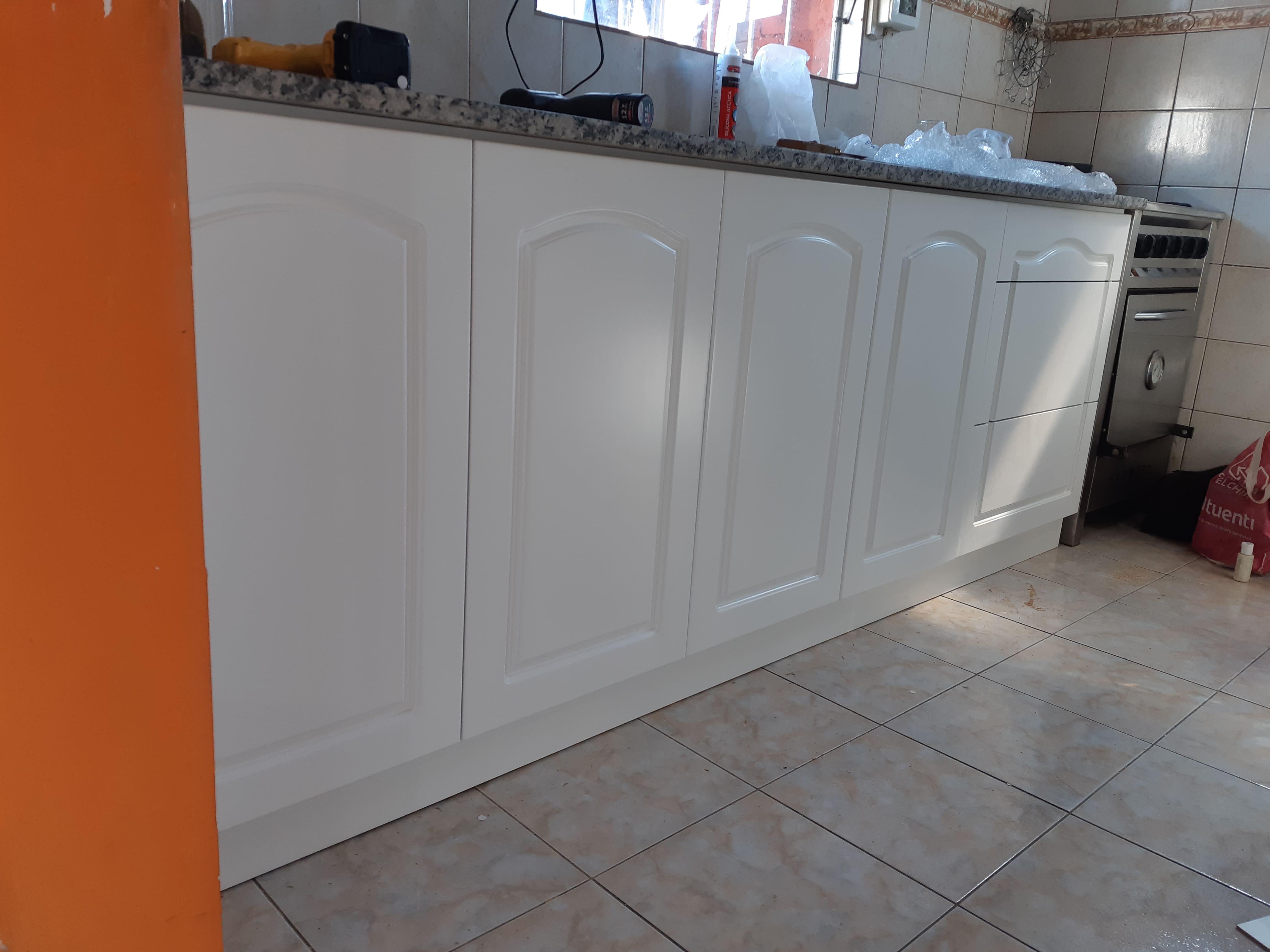 Cocina con panel divisorio y bar integrado en madera