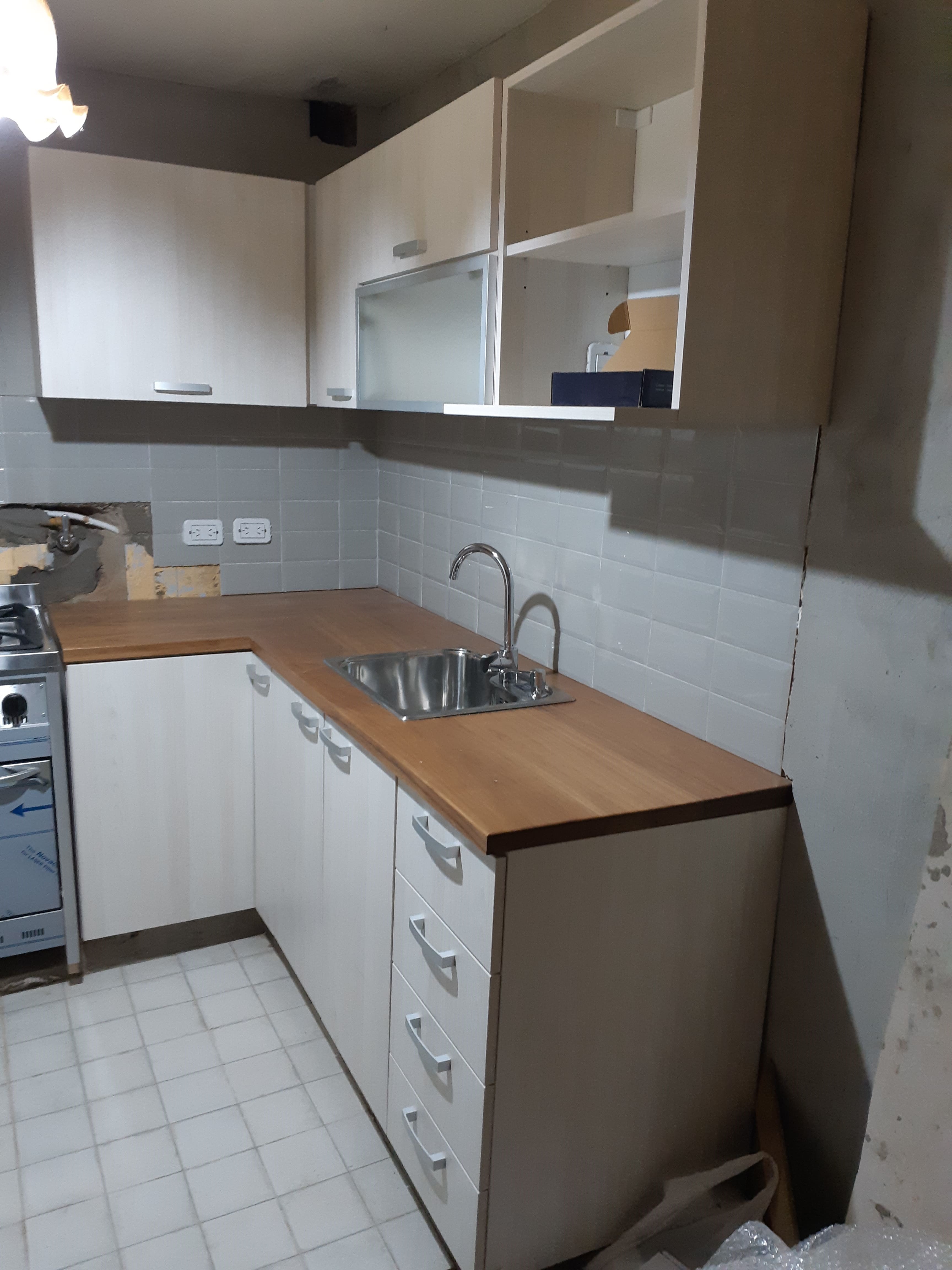 Cocina en L con isla y desayunador a medida