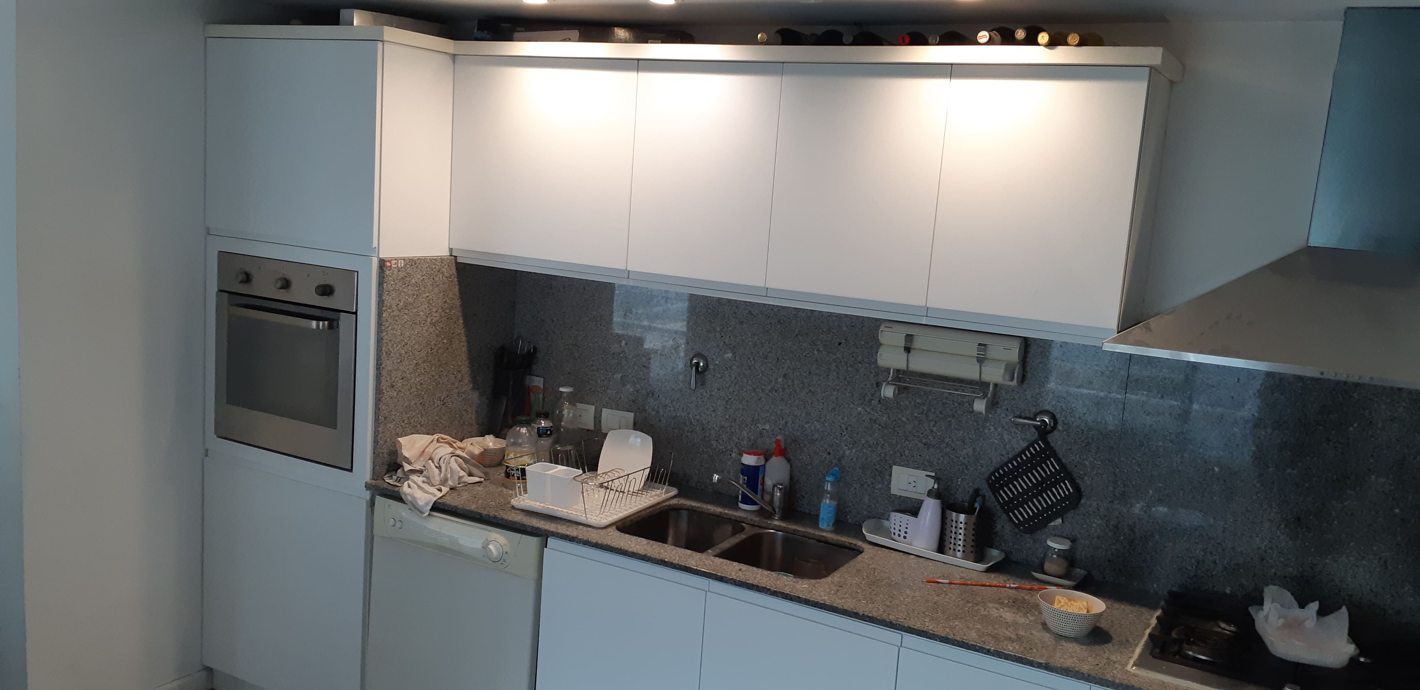 Cocina rústica con puertas de madera maciza y herrajes artesanales