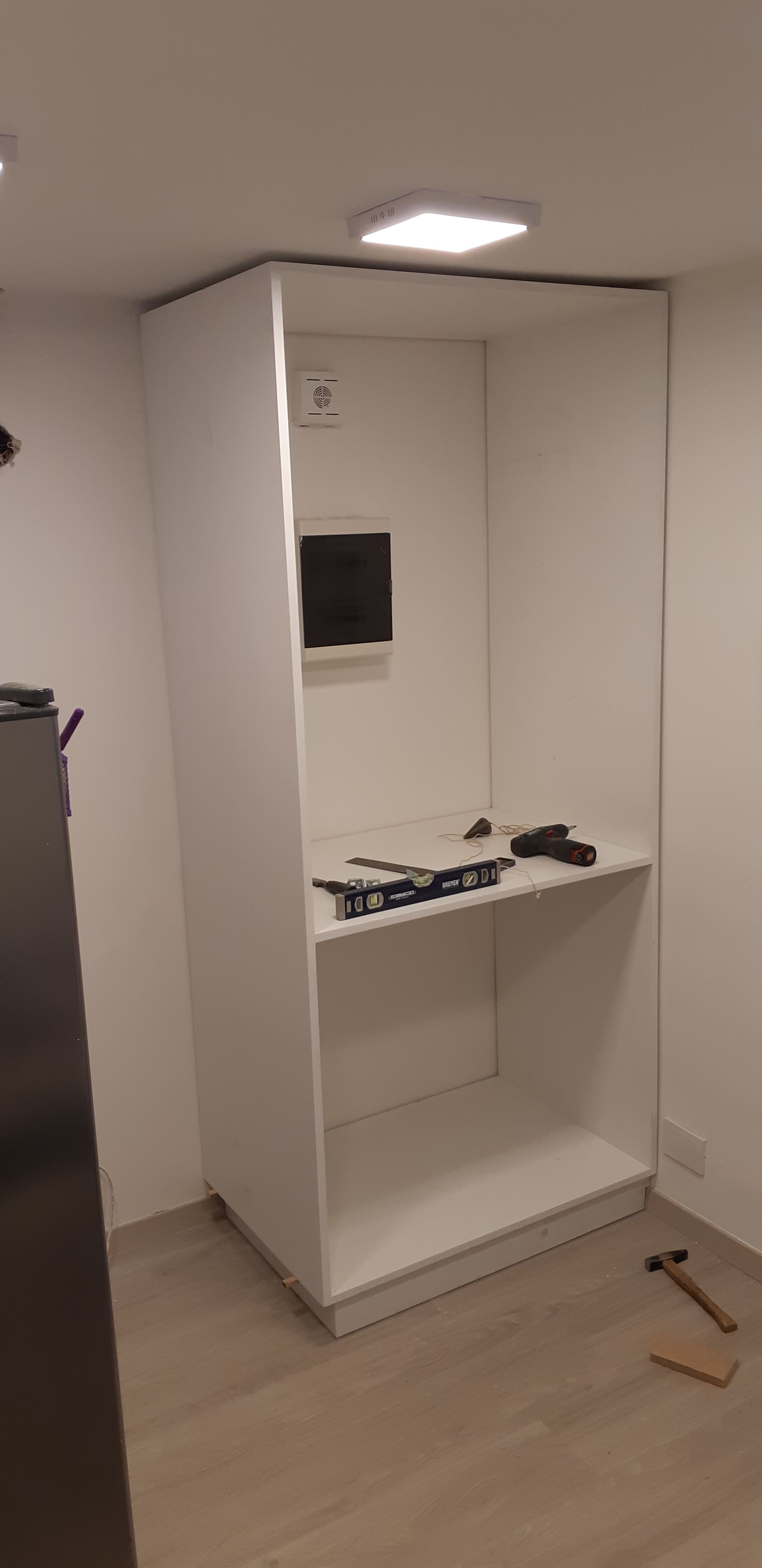 Muebles de cocina completos con mesada y revestimiento a medida