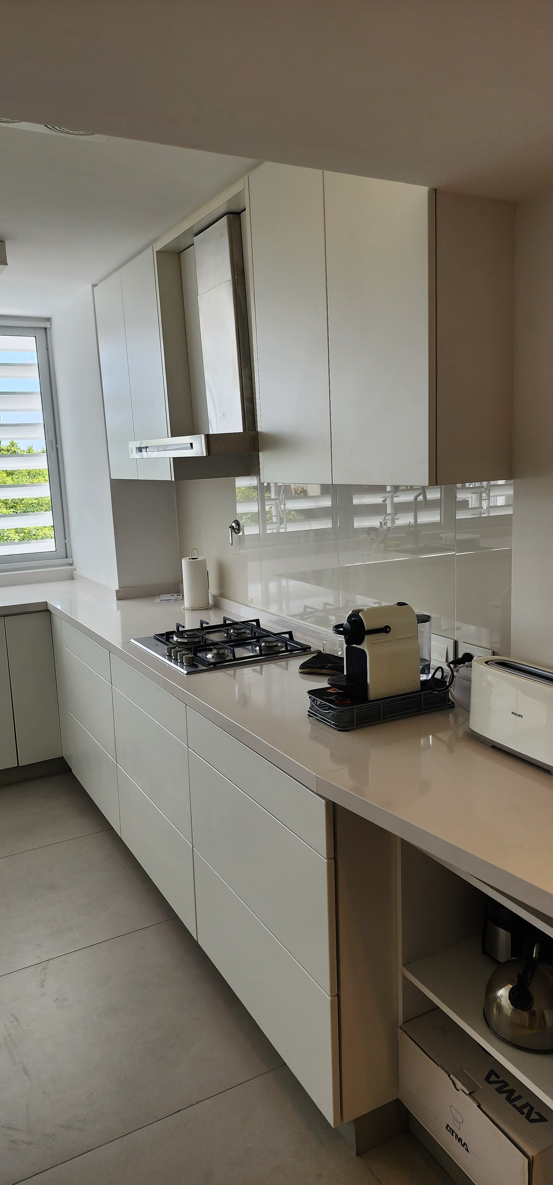 Cocina integral con isla central y mesada en madera a medida