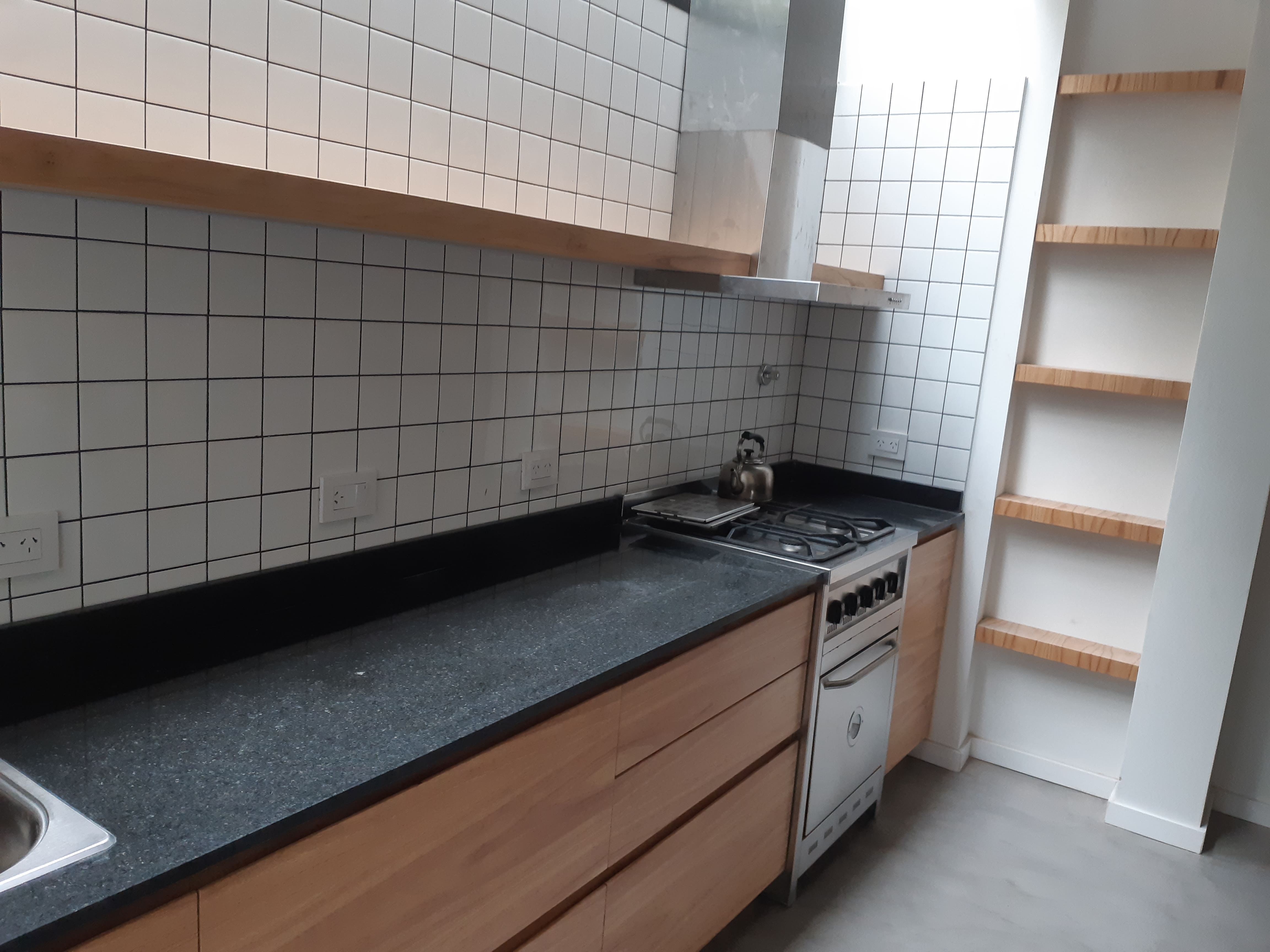 Cocina con desayunador y barra de madera maciza a medida