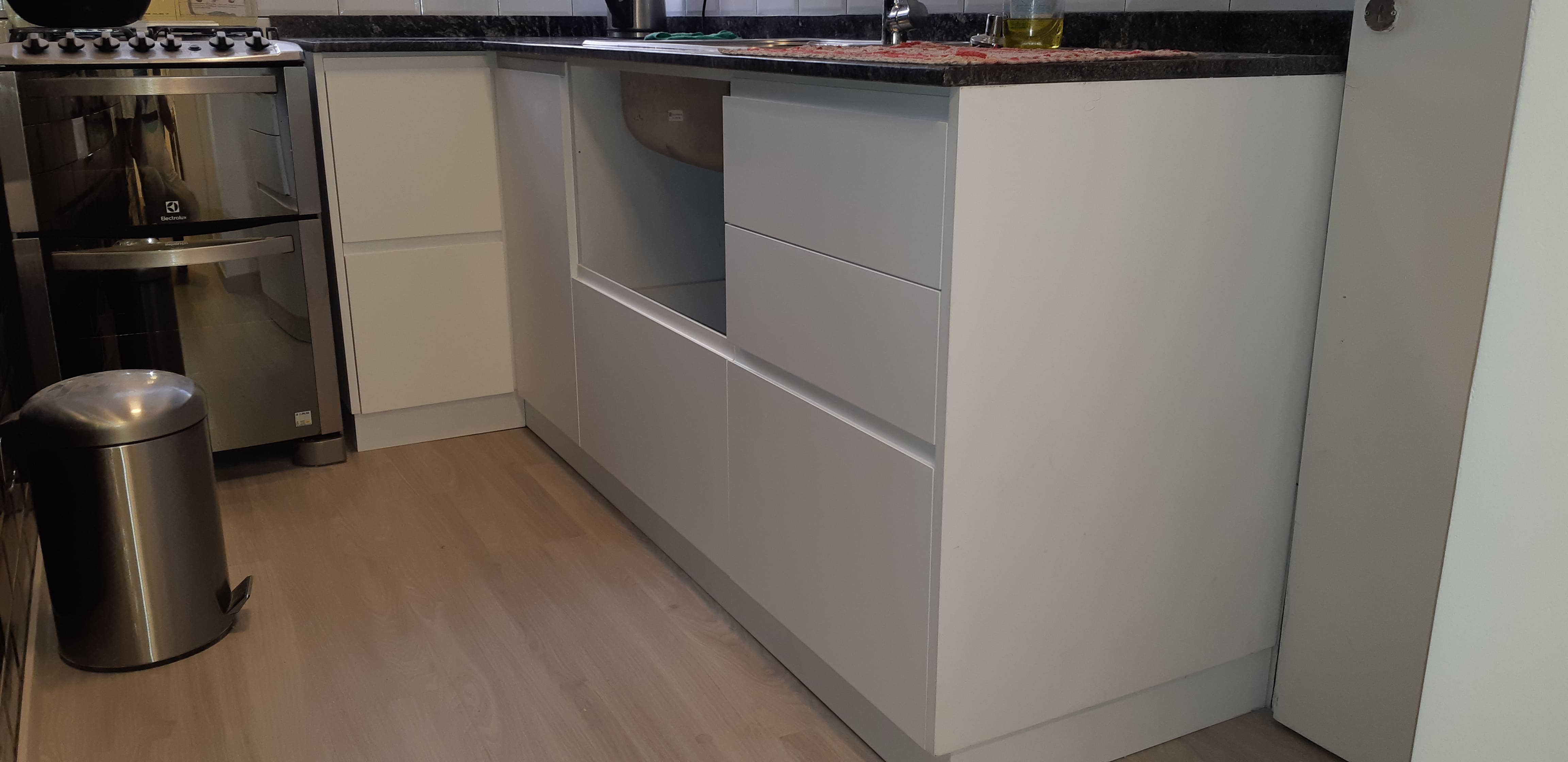 Cocina blanca con alacenas hasta el techo