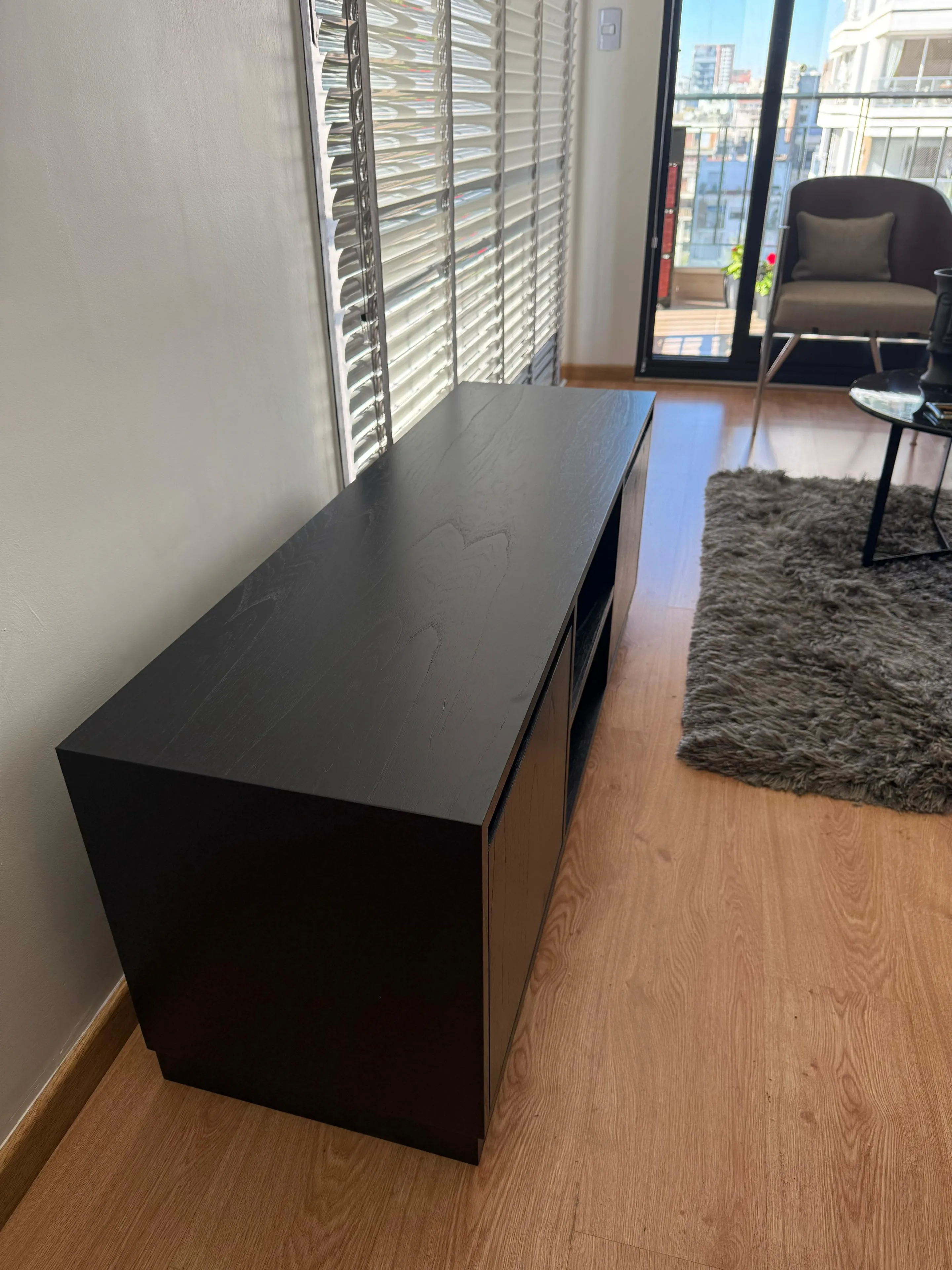 Rack TV flotante a medida con estantes de madera — Gio Amoblamientos