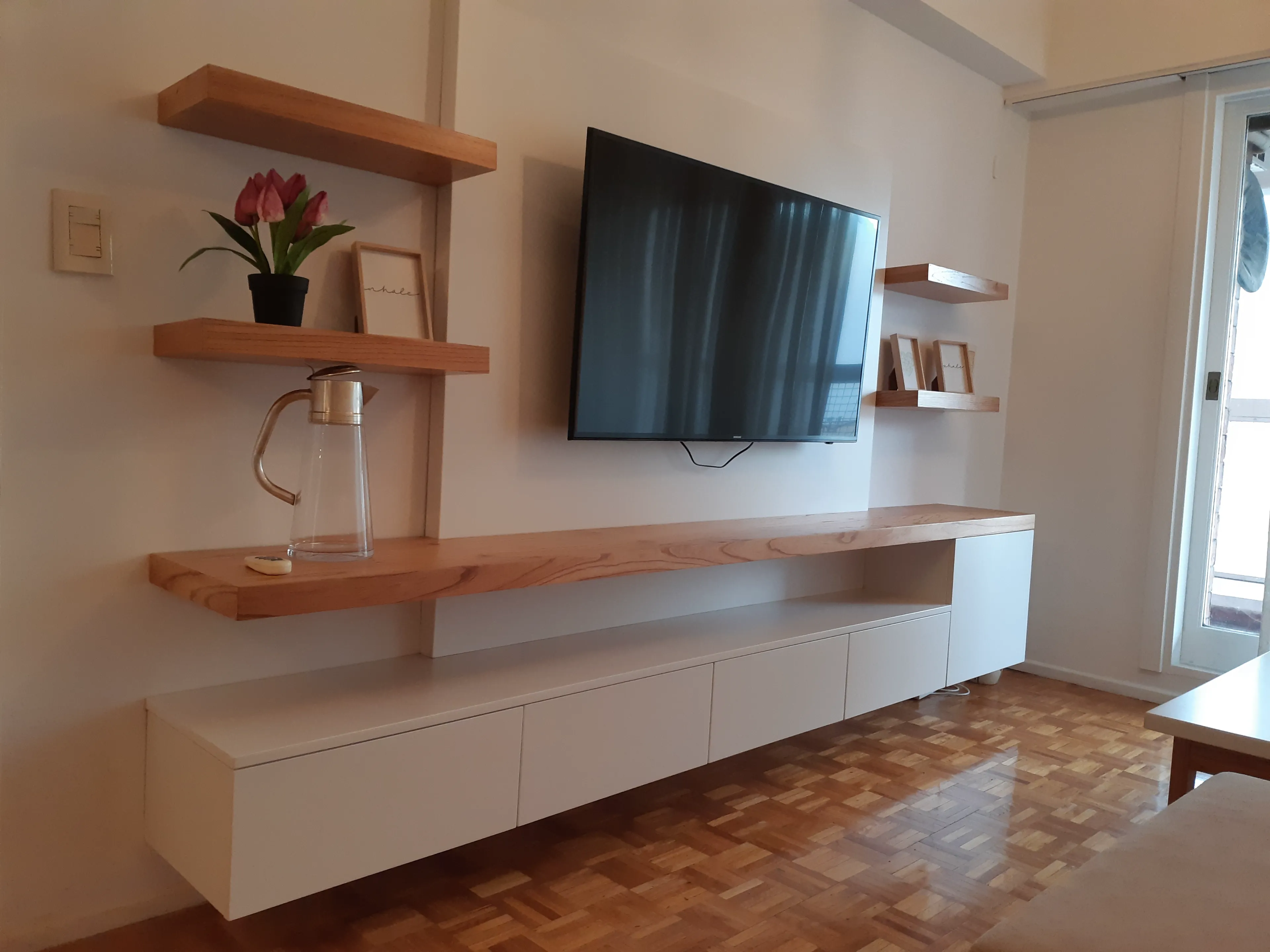 Mueble TV completo con revestimiento de pared y nicho empotrado
