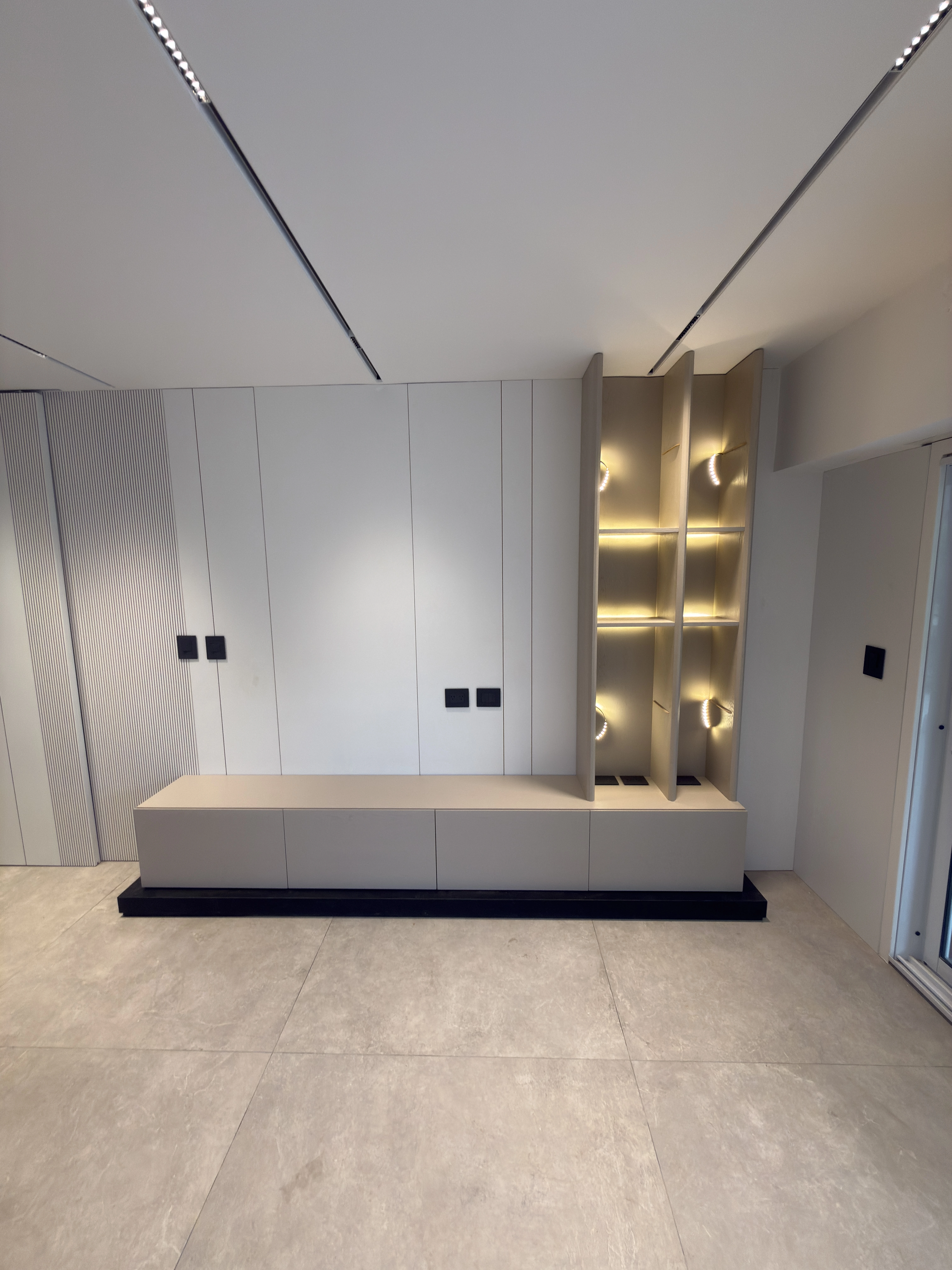 Mueble TV completo con revestimiento de pared y nicho empotrado