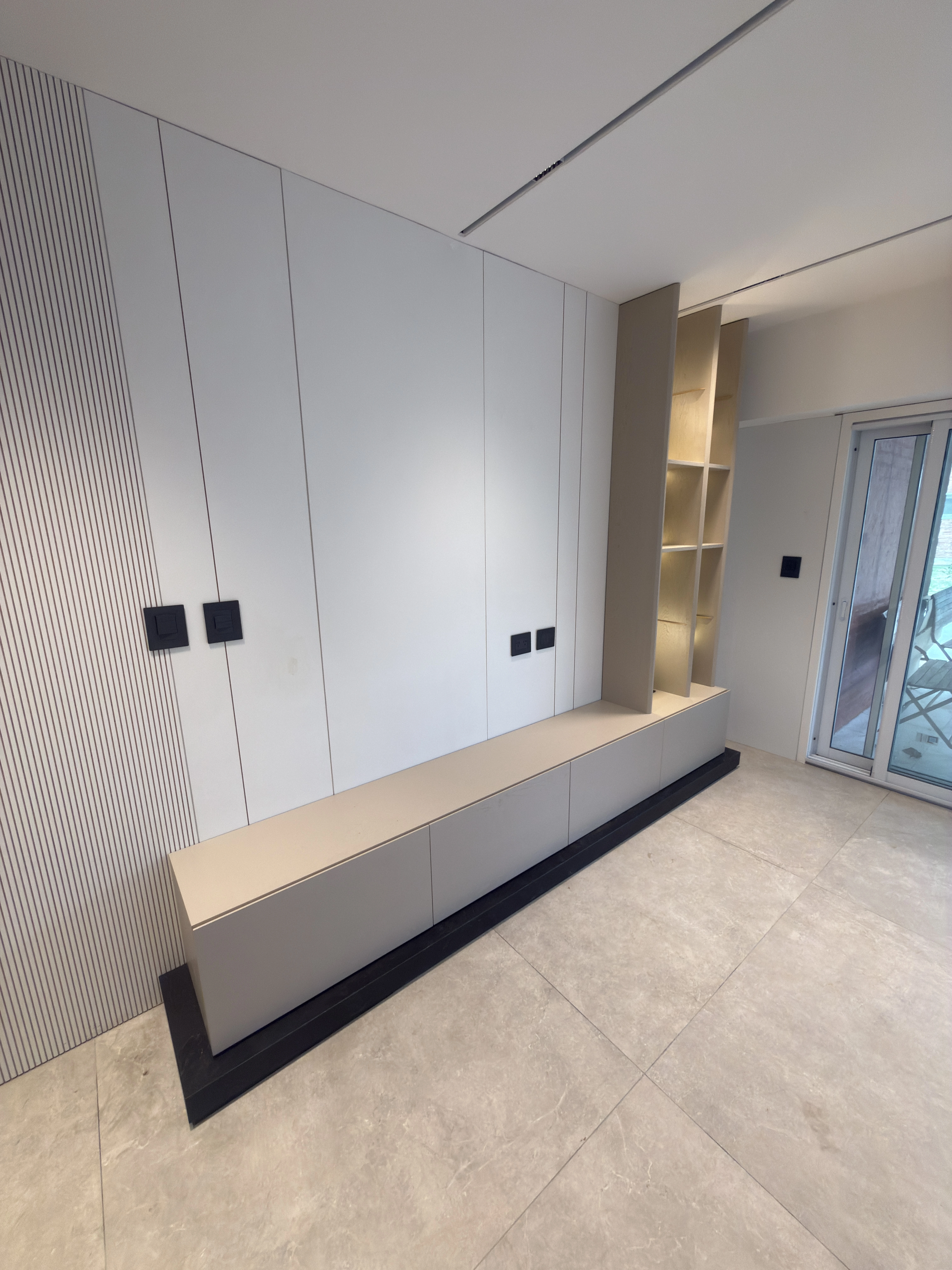 Mueble TV completo con revestimiento de pared y nicho empotrado