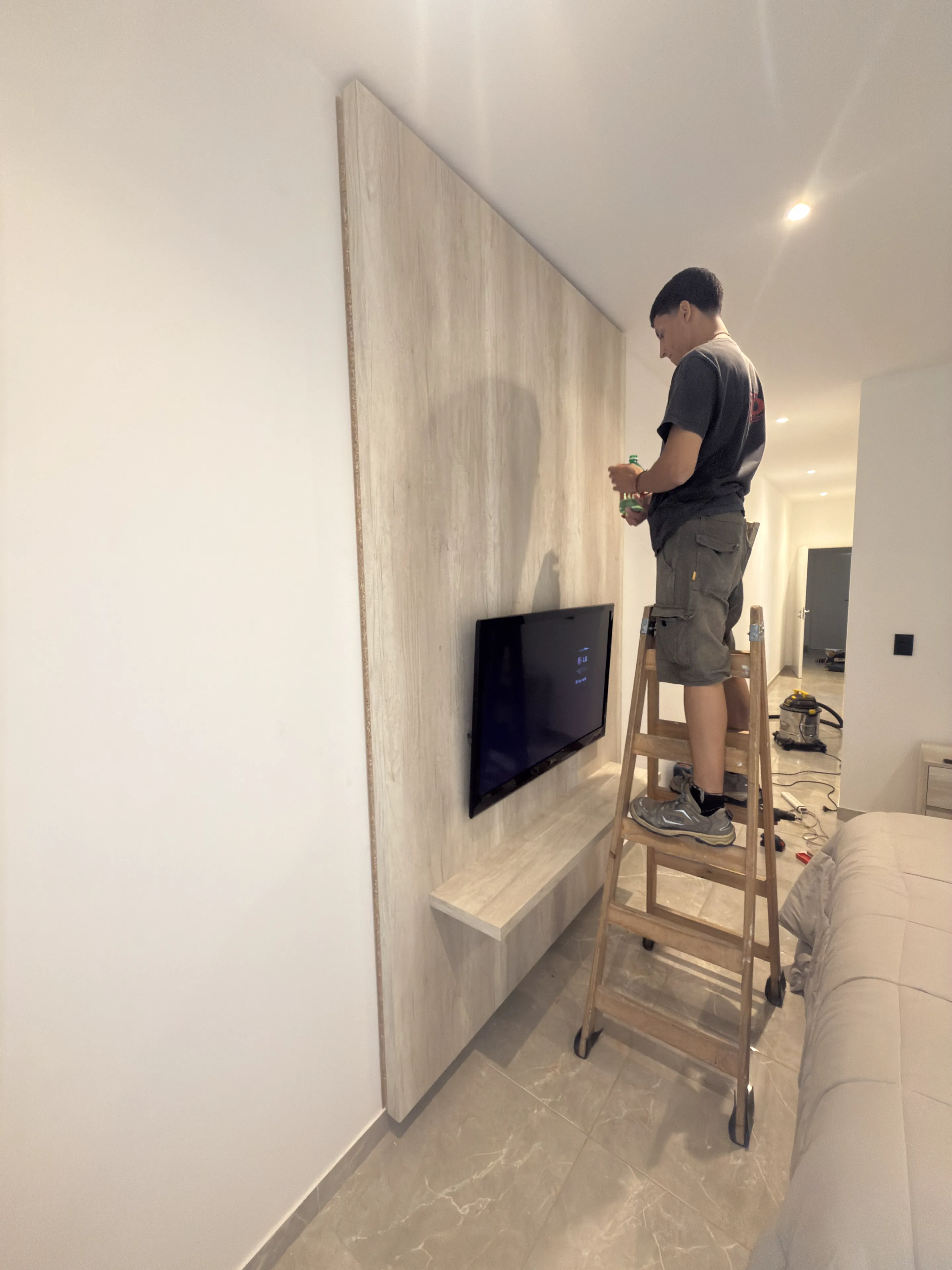 Mueble TV completo con revestimiento de pared y nicho empotrado
