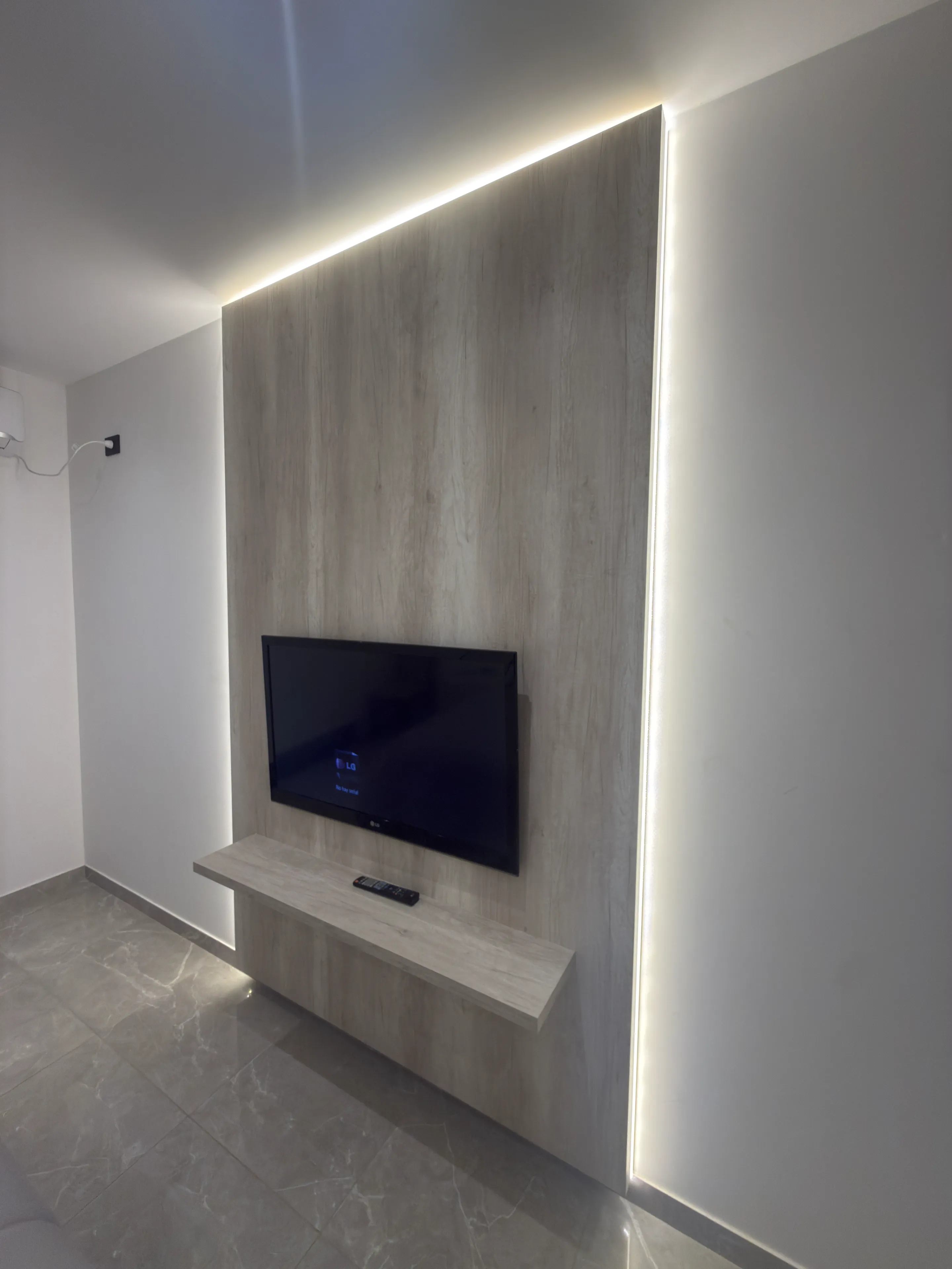 Mueble TV completo con revestimiento de pared y nicho empotrado