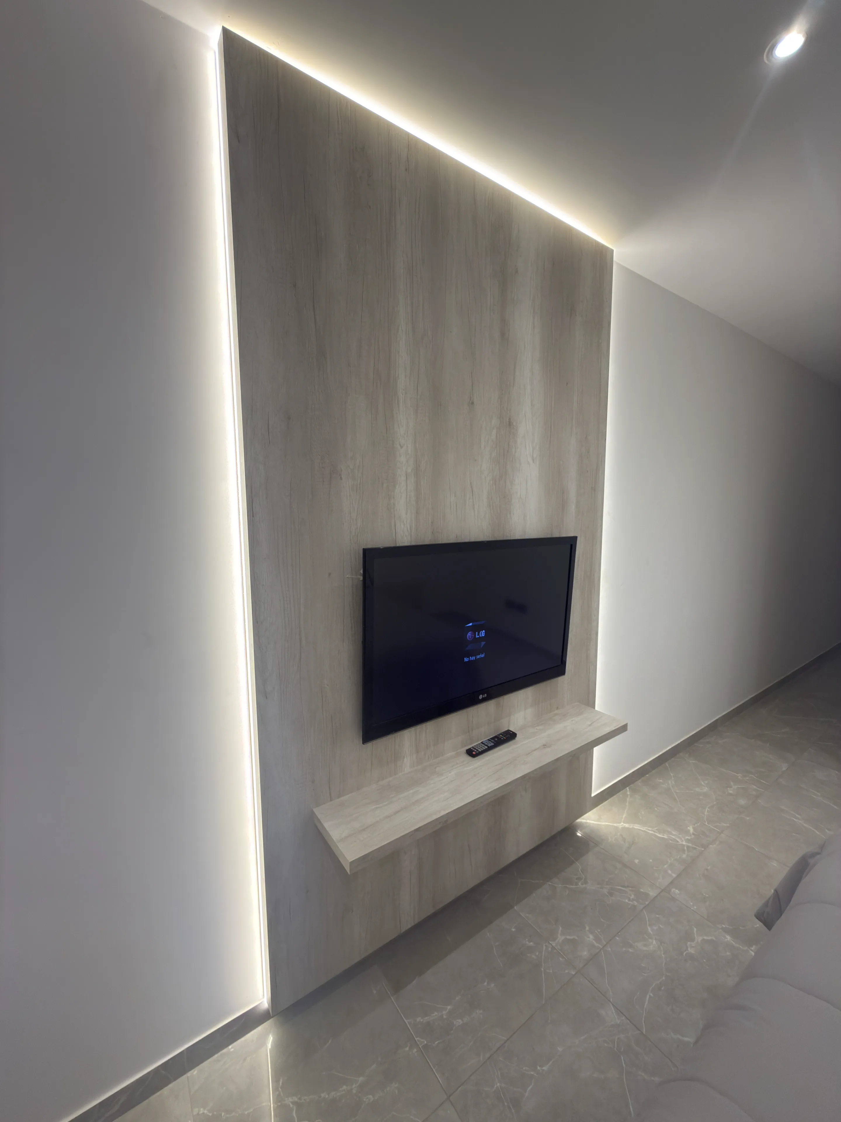 Mueble TV completo con revestimiento de pared y nicho empotrado