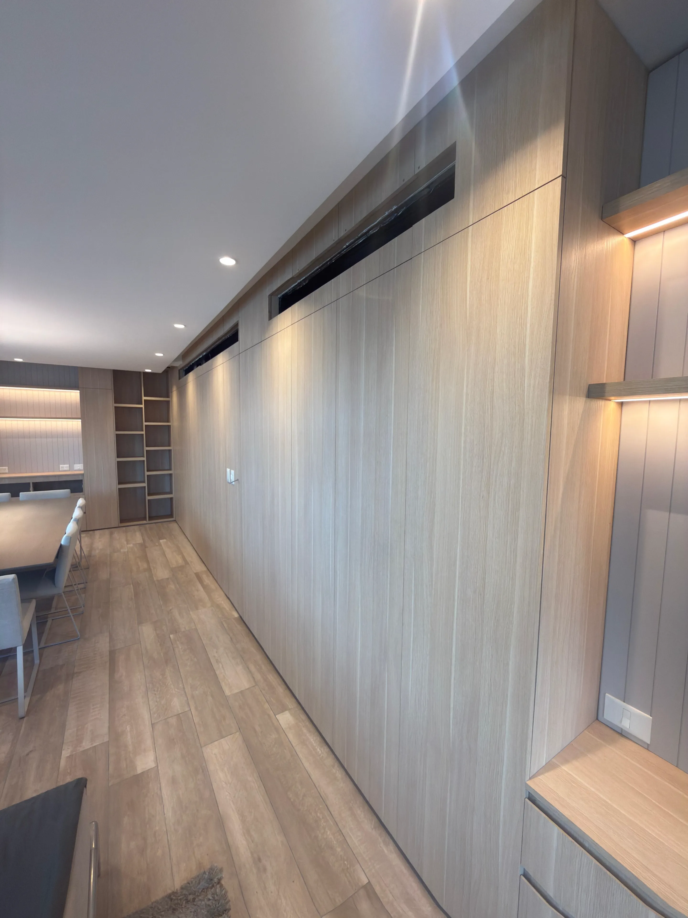 Mueble TV completo con revestimiento de pared y nicho empotrado