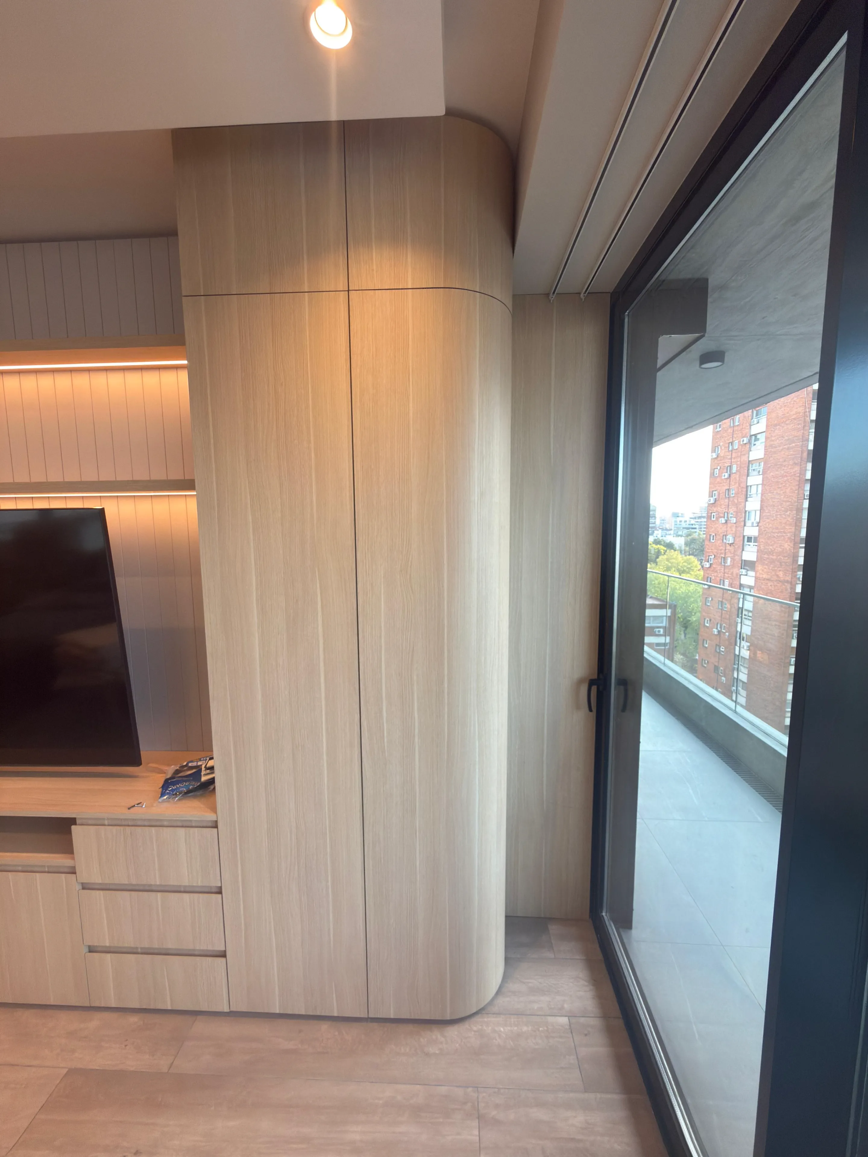 Mueble TV completo con revestimiento de pared y nicho empotrado