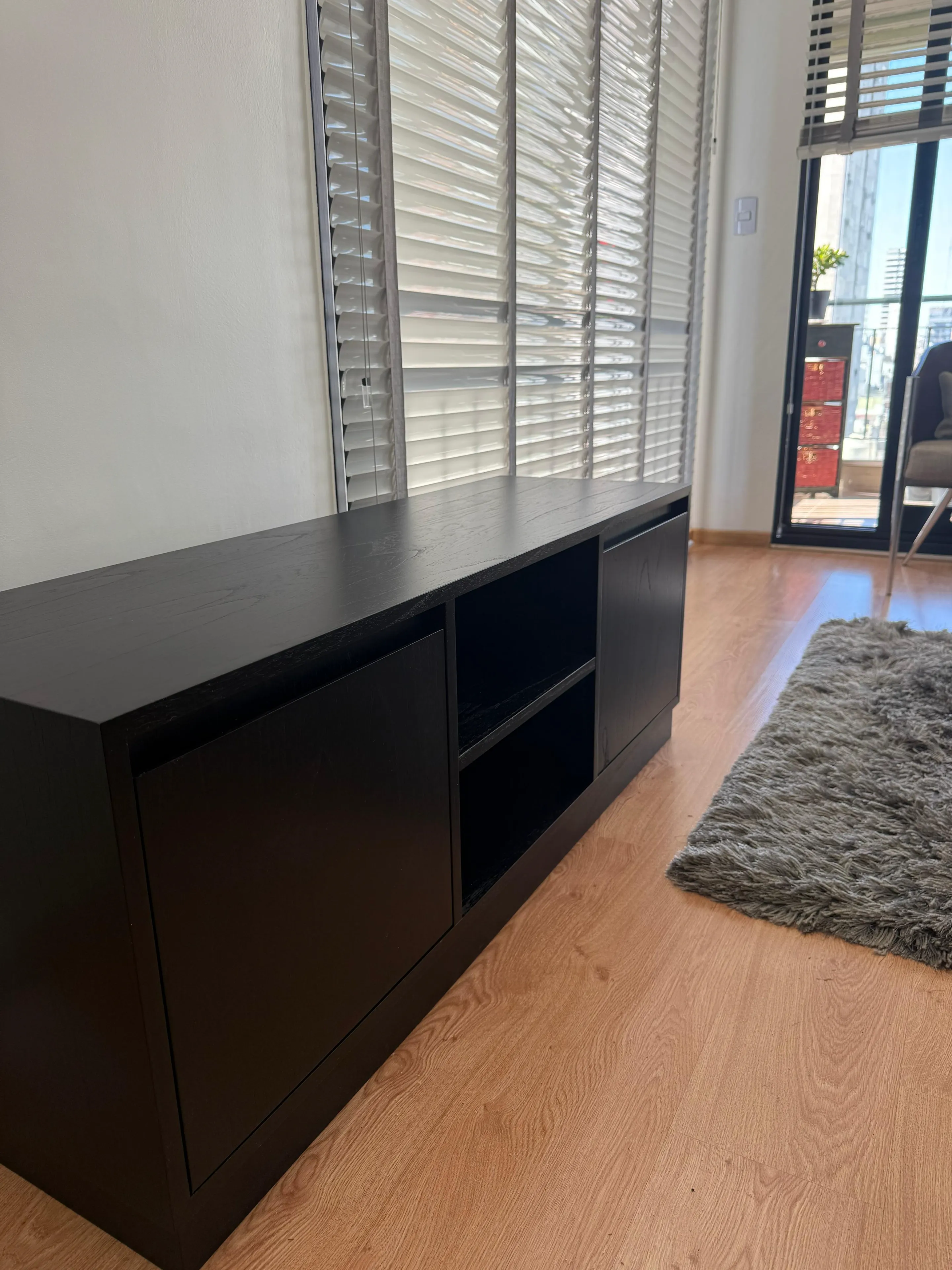 Mueble TV moderno con cajones y puertas en melamina blanca