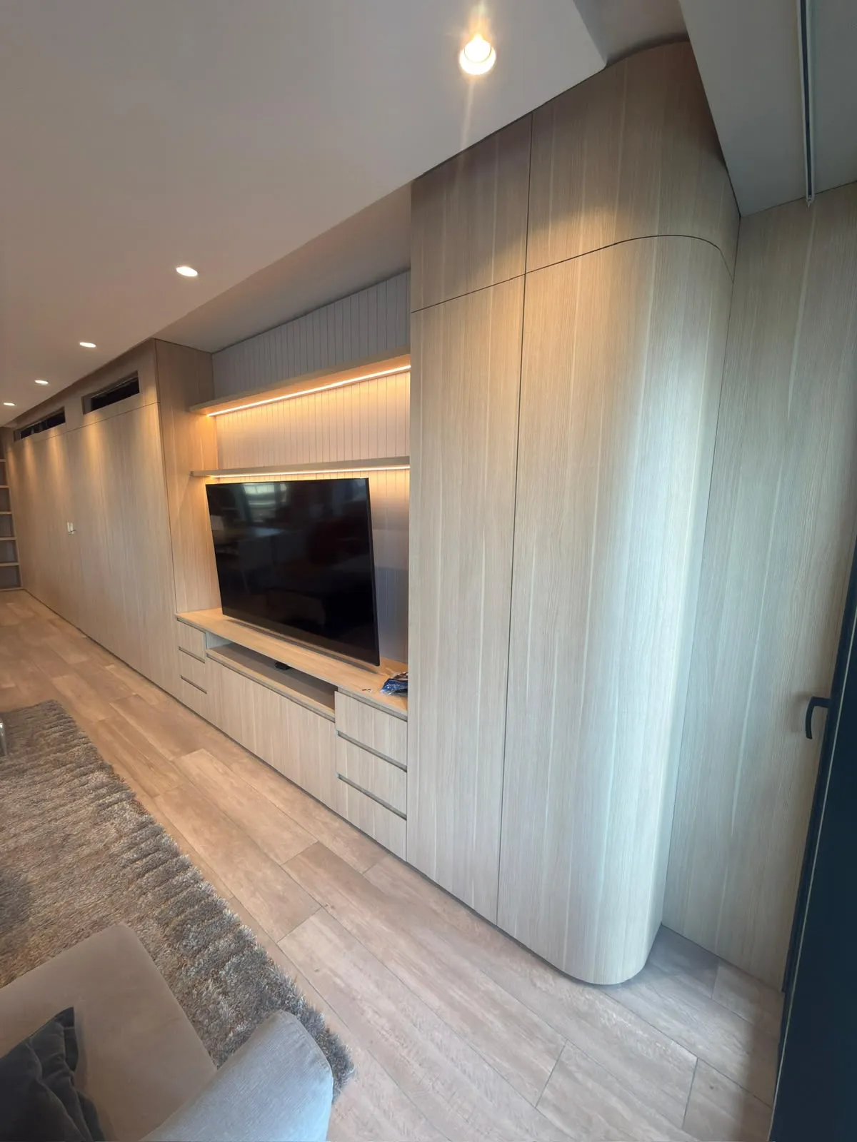 Mueble TV completo con revestimiento de pared y nicho empotrado