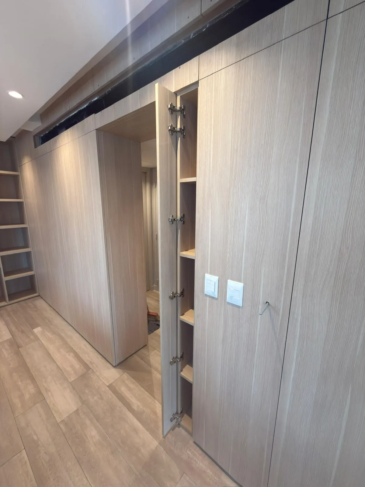 Mueble TV completo con revestimiento de pared y nicho empotrado