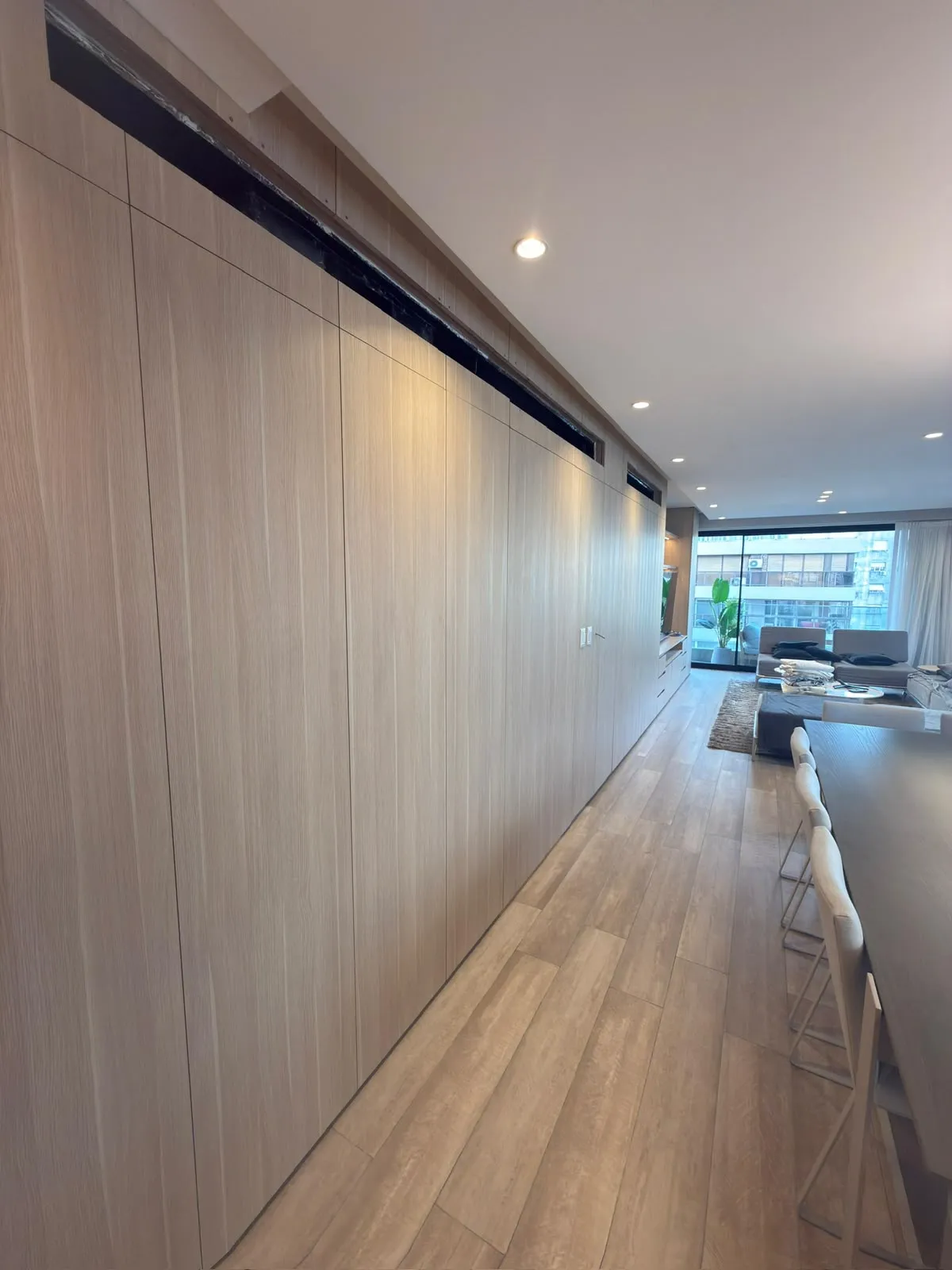 Mueble TV completo con revestimiento de pared y nicho empotrado