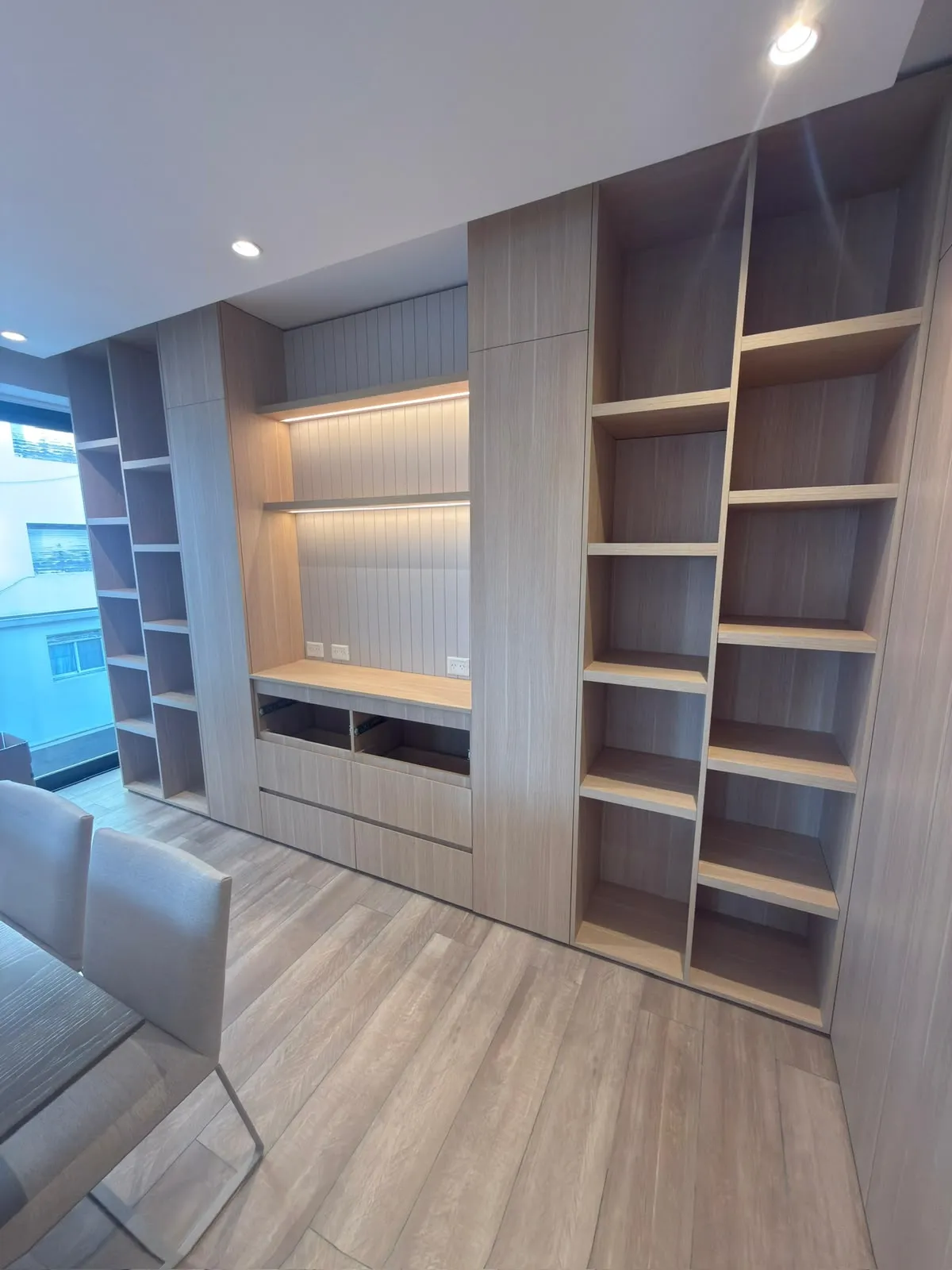 Mueble TV completo con revestimiento de pared y nicho empotrado