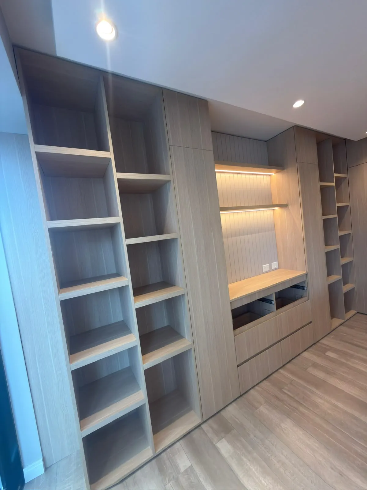 Mueble TV completo con revestimiento de pared y nicho empotrado
