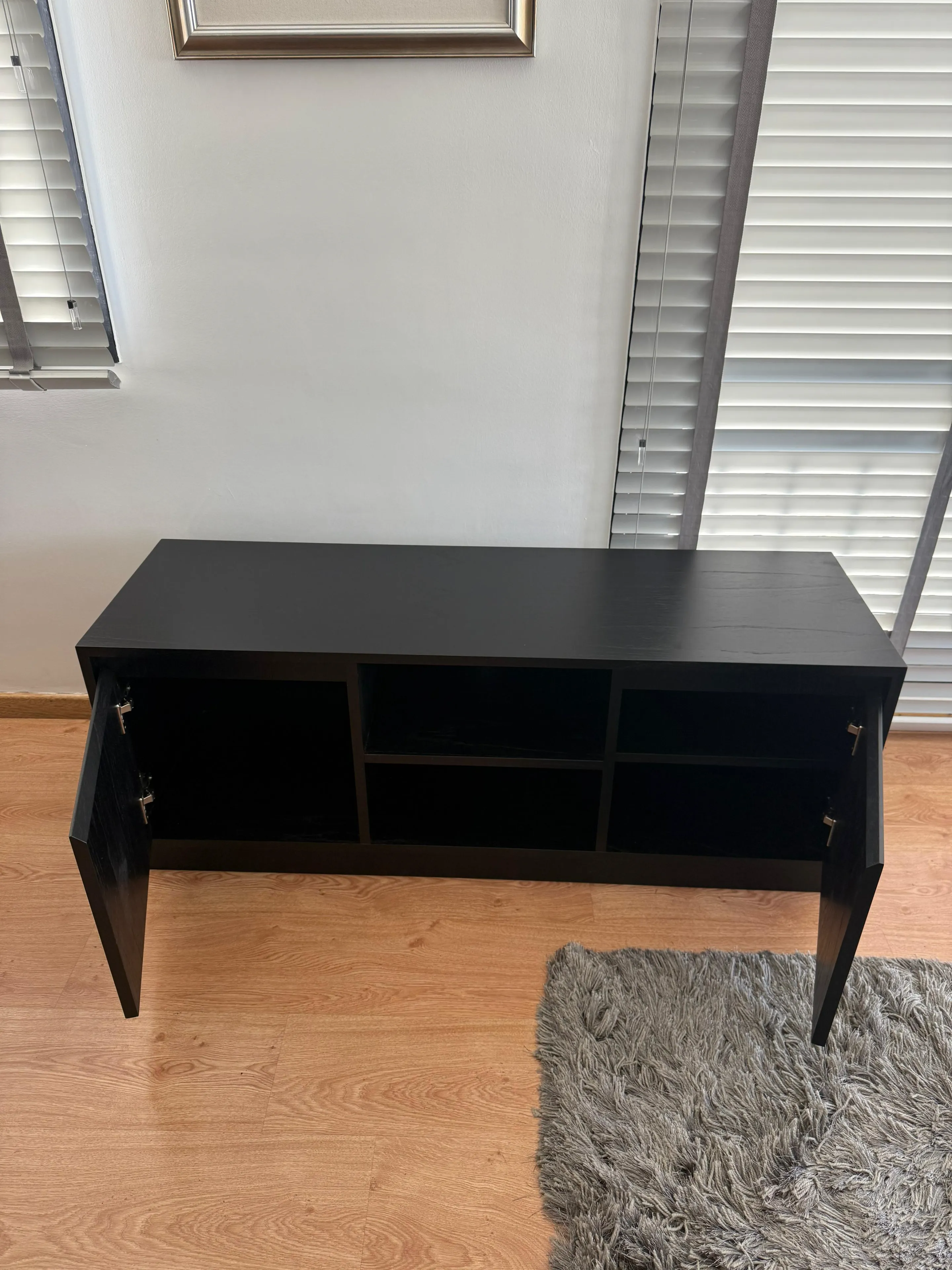 Rack TV de madera maciza con estantes laterales a medida