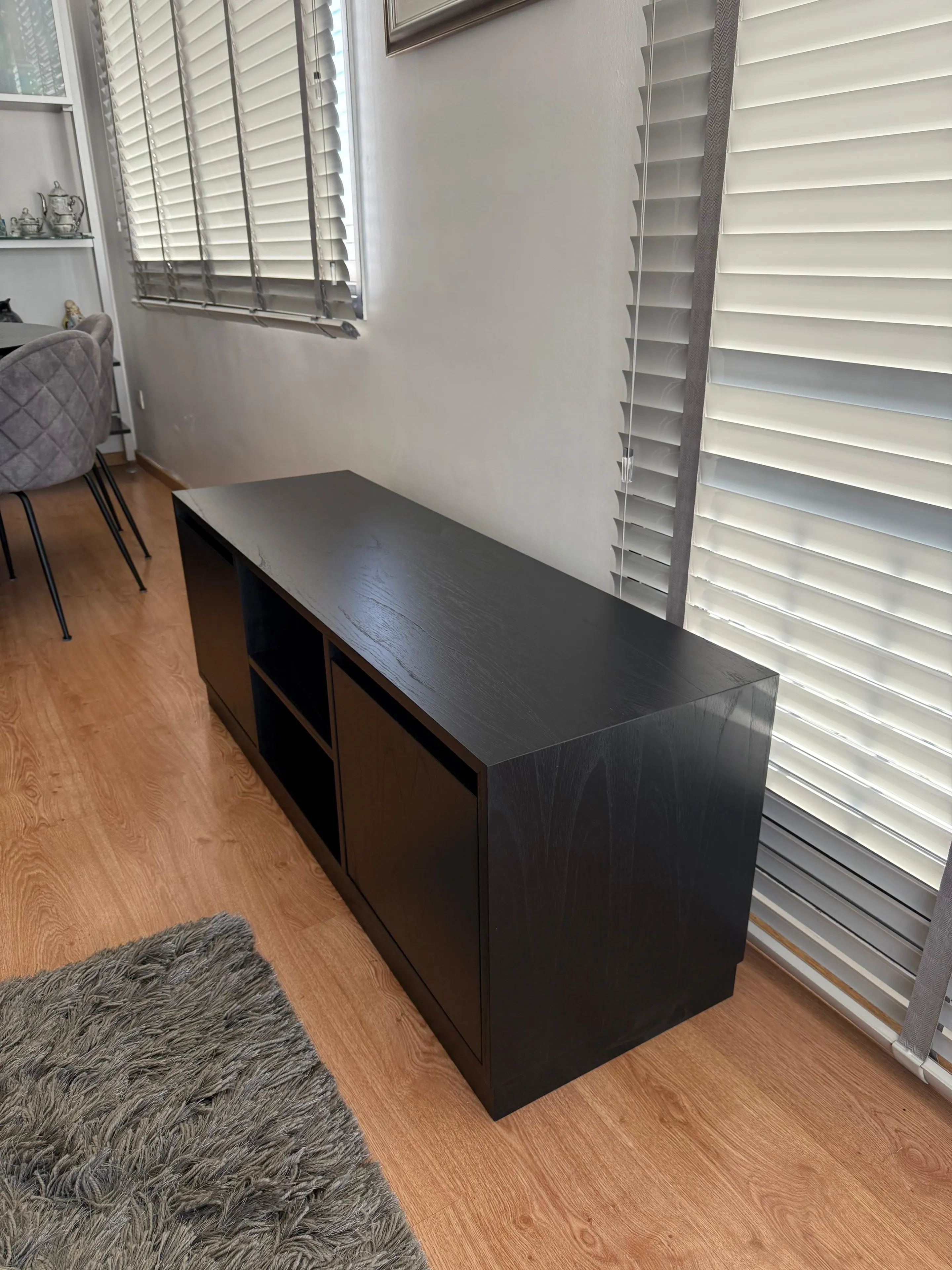Mueble bajo TV laqueado mate con nicho central a medida
