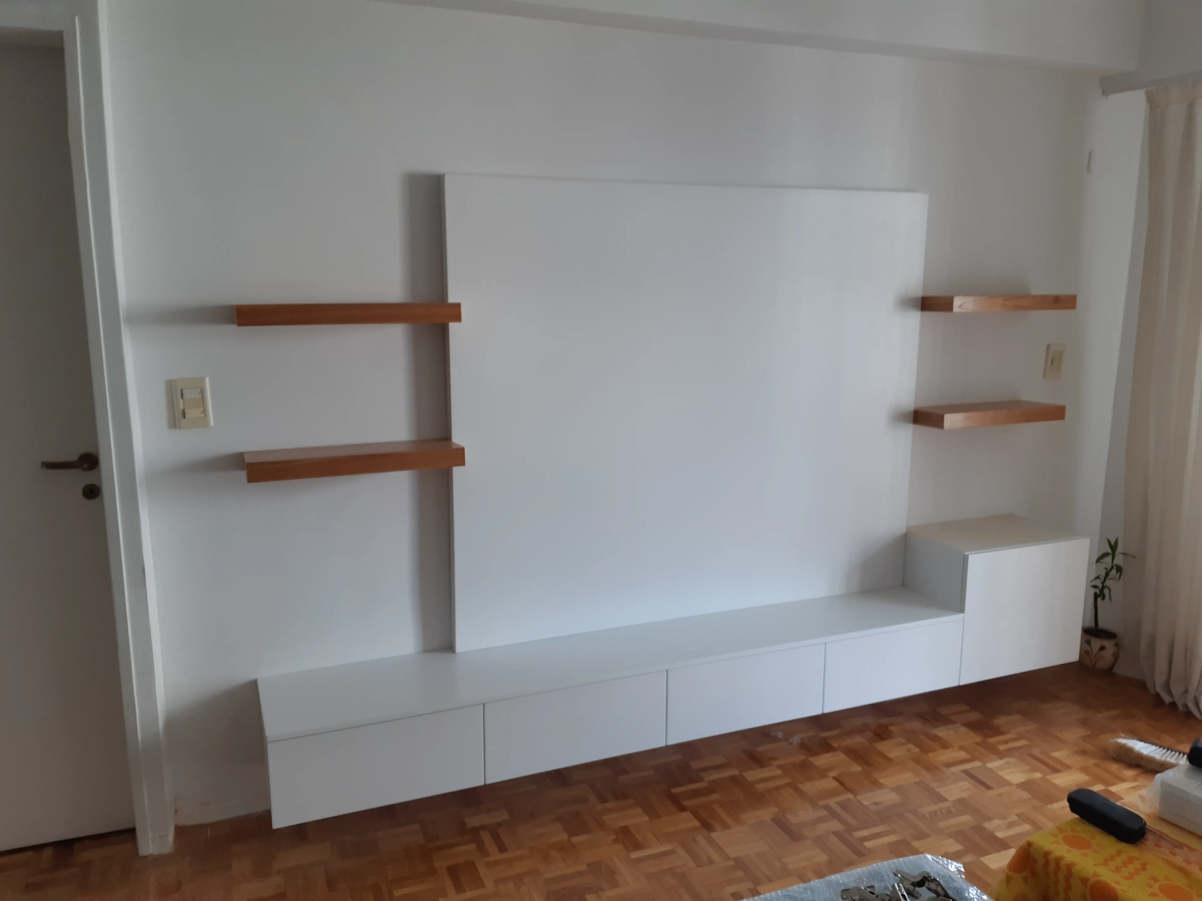 Rack TV estilo minimalista con puertas corredizas en melamina