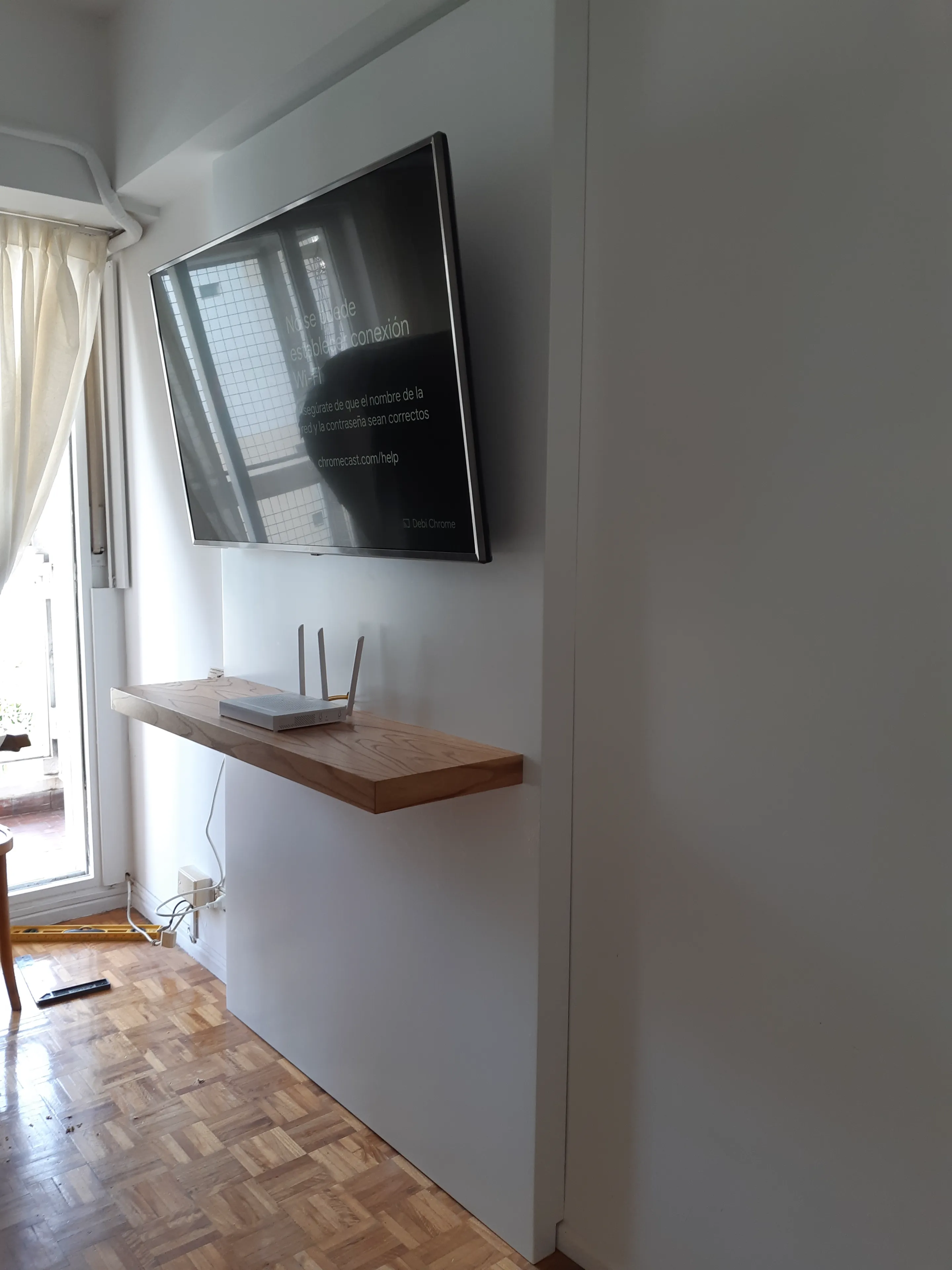 Mueble TV con biblioteca integrada y estantes de piso a techo