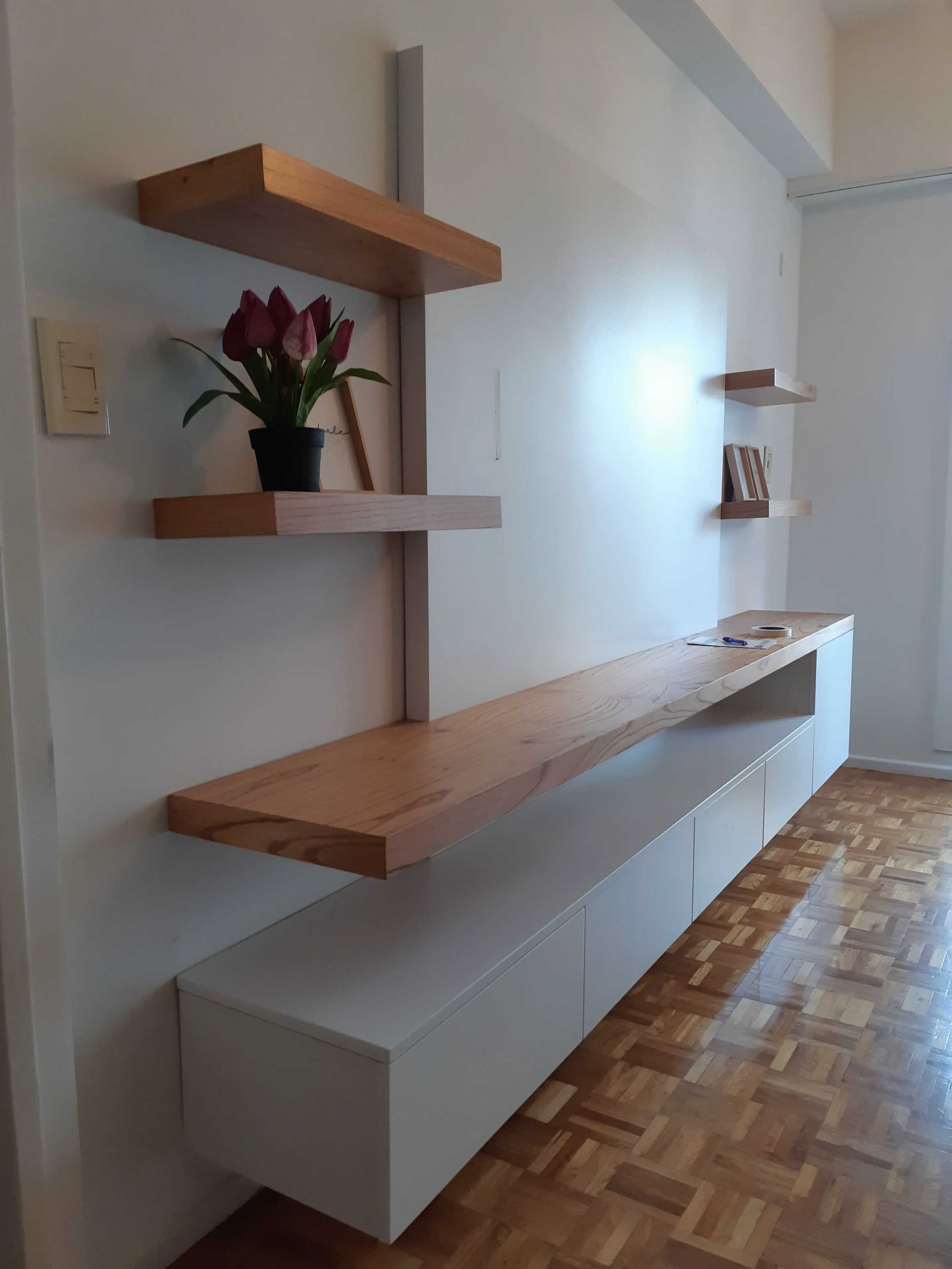Rack TV flotante en roble con luces LED integradas