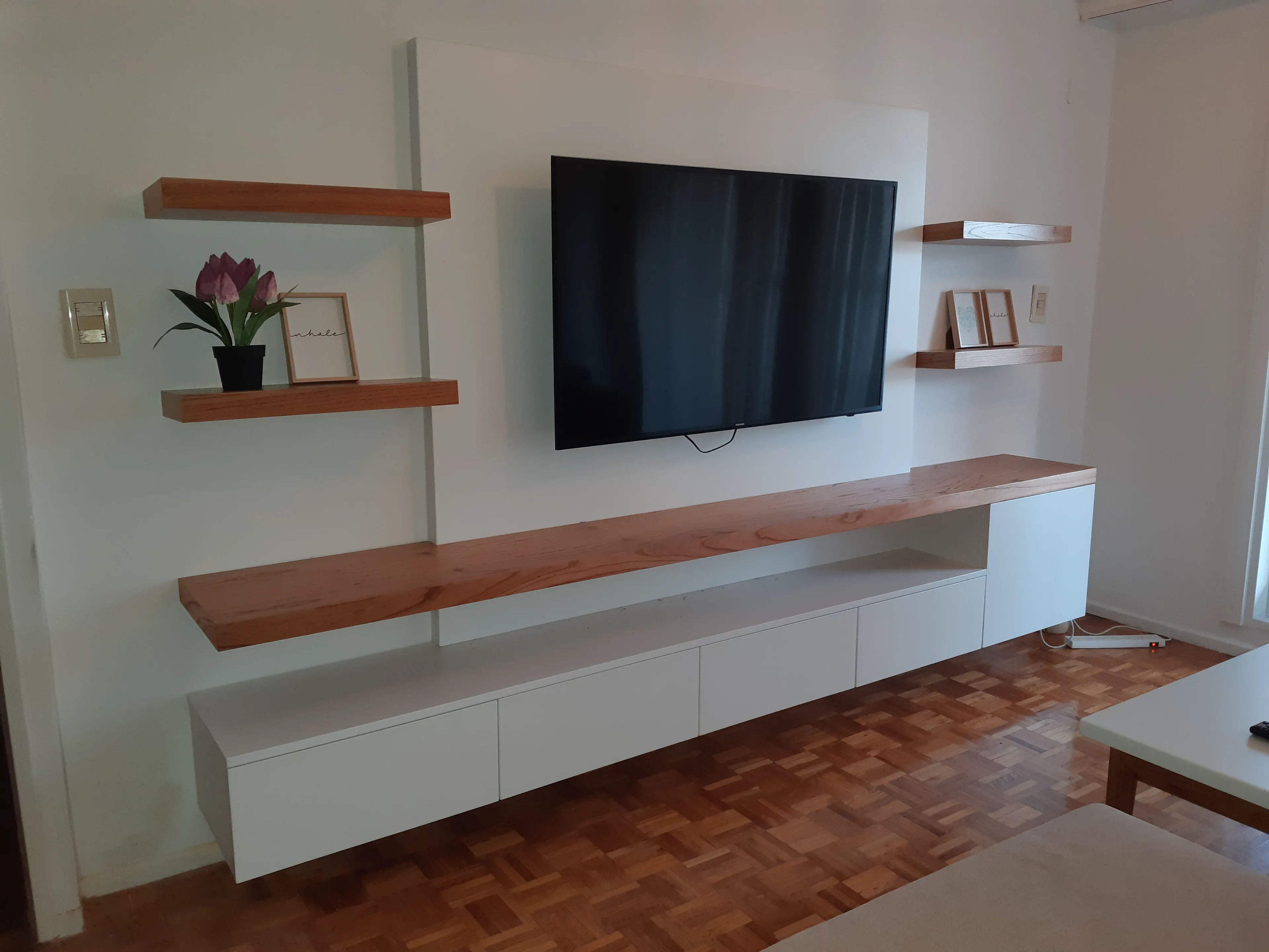 Mueble de TV con cajones suaves y terminación enchapada premium