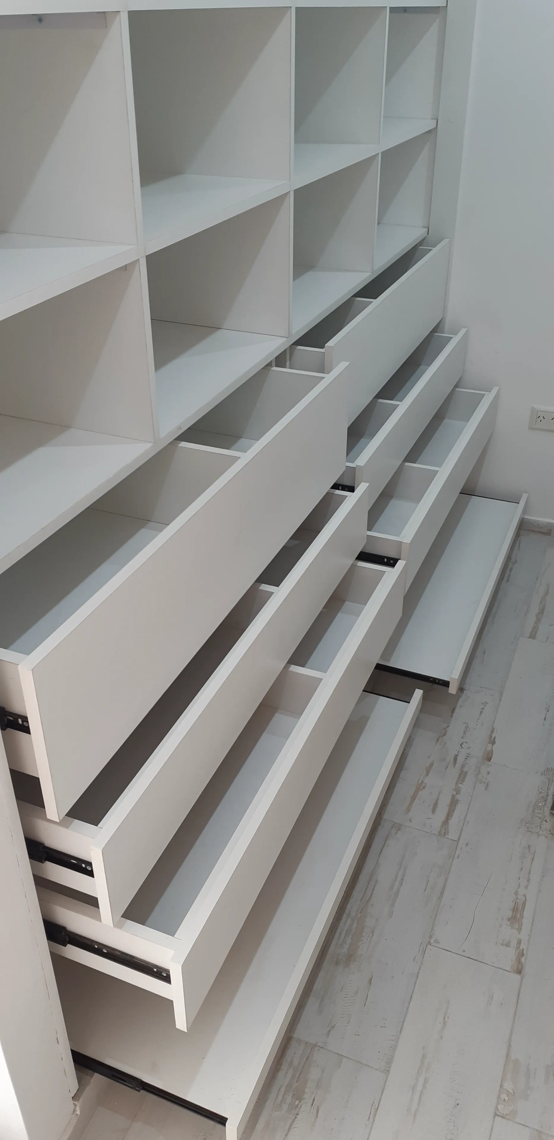 Mesa de luz flotante a medida en melamina blanca