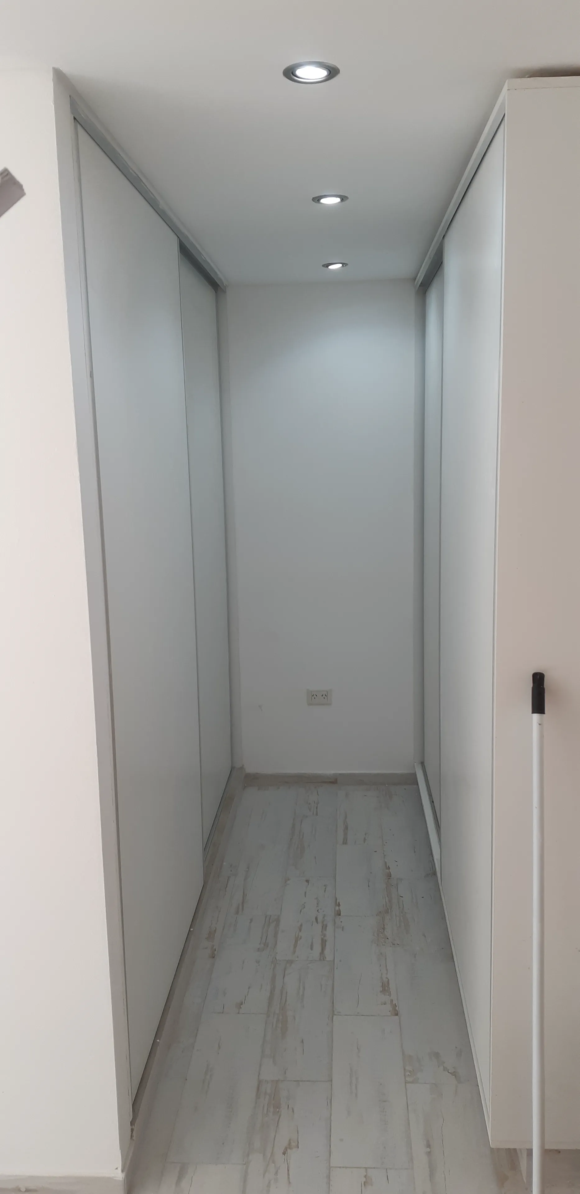 Placar de piso a techo con puertas corredizas a medida