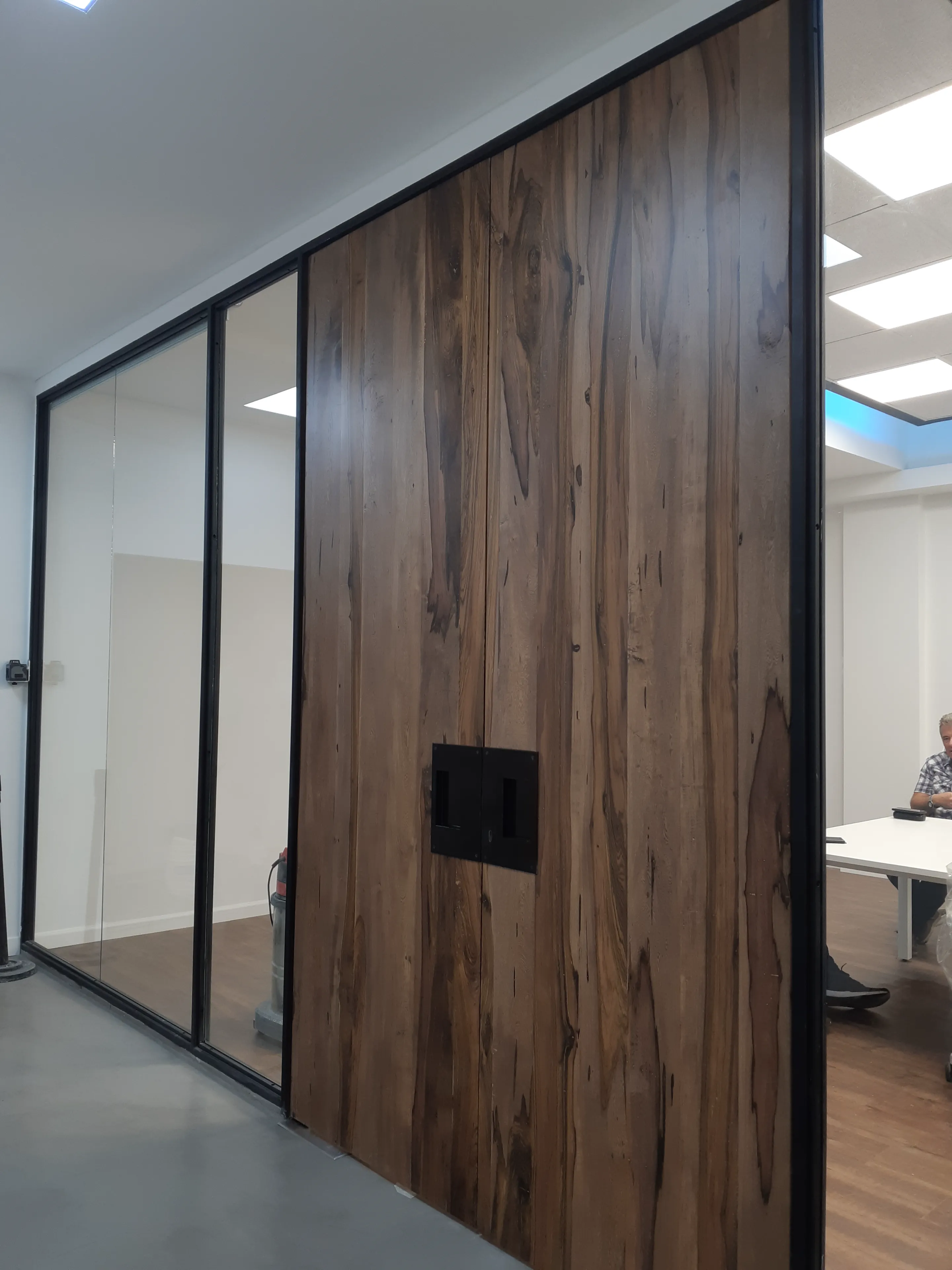 Puerta de madera maciza a medida — Gio Amoblamientos